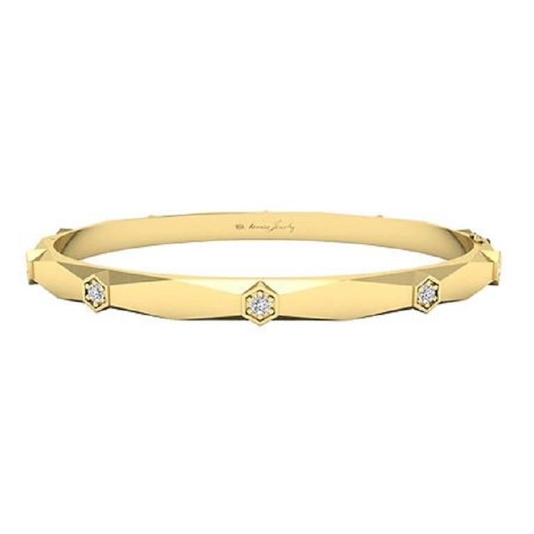 Ce bracelet en or 18 carats présente un design hexagonal miroir distinctif orné de diamants brillants, créant une esthétique à la fois intemporelle et moderne. Son élégance géométrique et son éclat subtil en font une pièce exquise qui rehausse
