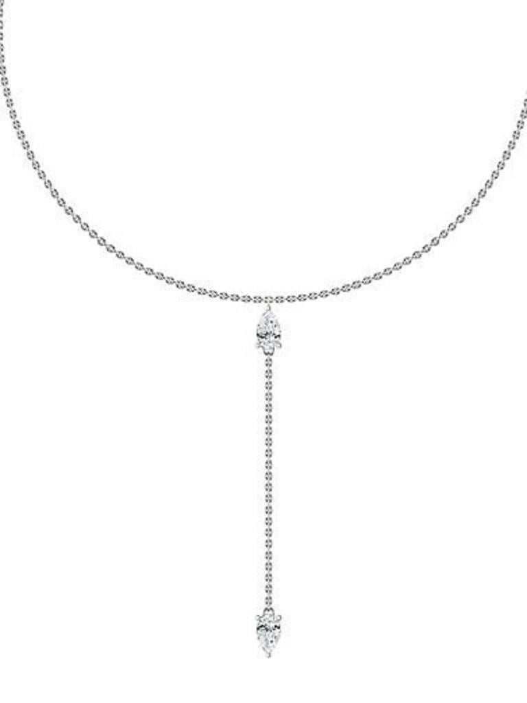 Este Collar Lariat Gemelo Pera de Diamantes en oro de 18 quilates presenta dos diamantes en forma de pera que cuelgan con elegancia de una delicada cadena, creando una sofisticada silueta de lariat. Disponible en oro blanco, amarillo y rosa, este