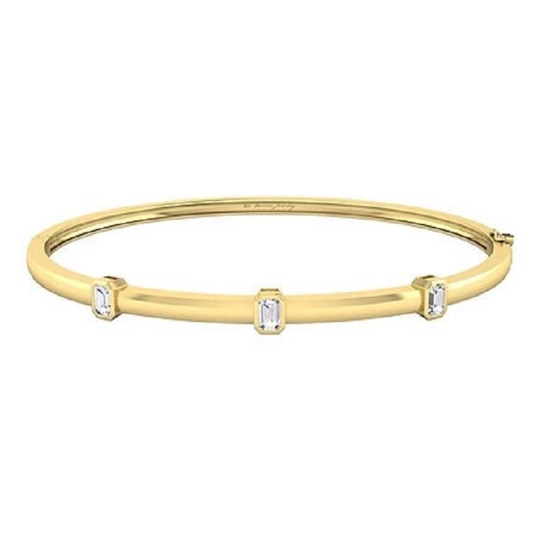 Eleva la tua eleganza con questo intramontabile bracciale con diamanti taglio smeraldo, realizzato in oro 18 carati. Ogni diamante con taglio a smeraldo è incastonato meticolosamente per creare una linea continua di brillantezza, offrendo un design