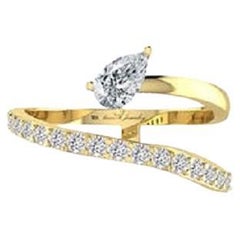 Diamante Tanisa Nahata 0,48 ct. Anillo de fantasía de onda de pera lateral en oro de 18 quilates.