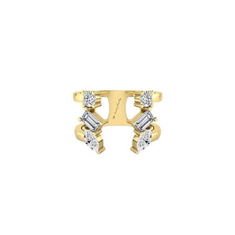 Este Anillo Abierto de Diamantes Multiforma de oro de 18 quilates presenta una asombrosa disposición de varias formas de diamante en un diseño de banda abierta. Moderna y llamativa, equilibra a la perfección la elegancia con un toque contemporáneo,