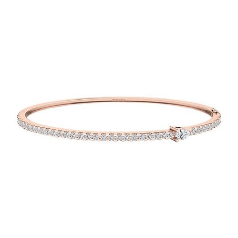 Il bracciale Pear Diamond Bangle in oro 18 carati presenta un design elegante ornato da diamanti a forma di pera, creando un pezzo sofisticato e senza tempo. Elegante e sobrio, questo braccialetto aggiunge un perfetto tocco di brillantezza a