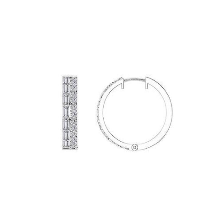 Questi orecchini a cerchio con due file di diamanti in oro 18 carati sono caratterizzati da due file di diamanti radianti che aggiungono un tocco brillante alla classica silhouette a cerchio. Disponibili in oro bianco, giallo e rosa, questi cerchi