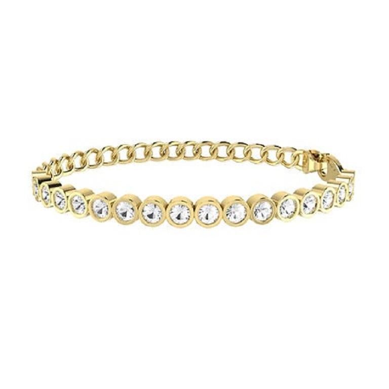 Este exclusivo brazalete de oro amarillo de 18 quilates combina un estilo atrevido con una elegancia refinada, con una sección de medio diamante engastado que se transforma a la perfección en una clásica cadena cubana. Su diseño moderno y asimétrico