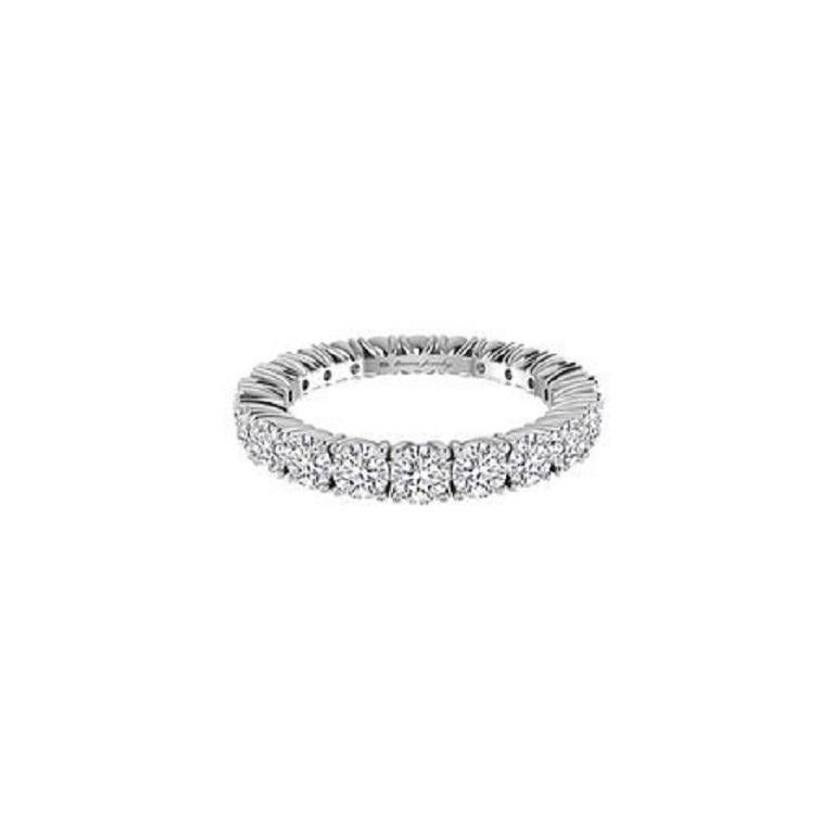 El Anillo Eternity Diamond Fancy de oro de 18 quilates es un símbolo intemporal de elegancia, con un círculo continuo de diamantes brillantes que desprenden un resplandor infinito. Disponible en oro blanco, amarillo y rosa, este refinado anillo