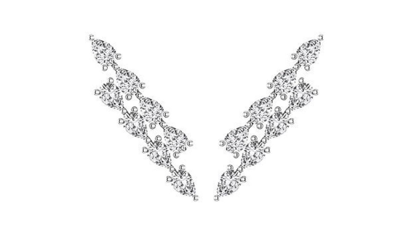 Eleganti e contemporanei, questi orecchini Twin Pear Diamond Climber presentano due diamanti con taglio a pera incastonati in oro bianco, giallo e rosa da 18 carati. Progettato per accentuare la curva naturale dell'orecchio, ogni orecchino dona uno