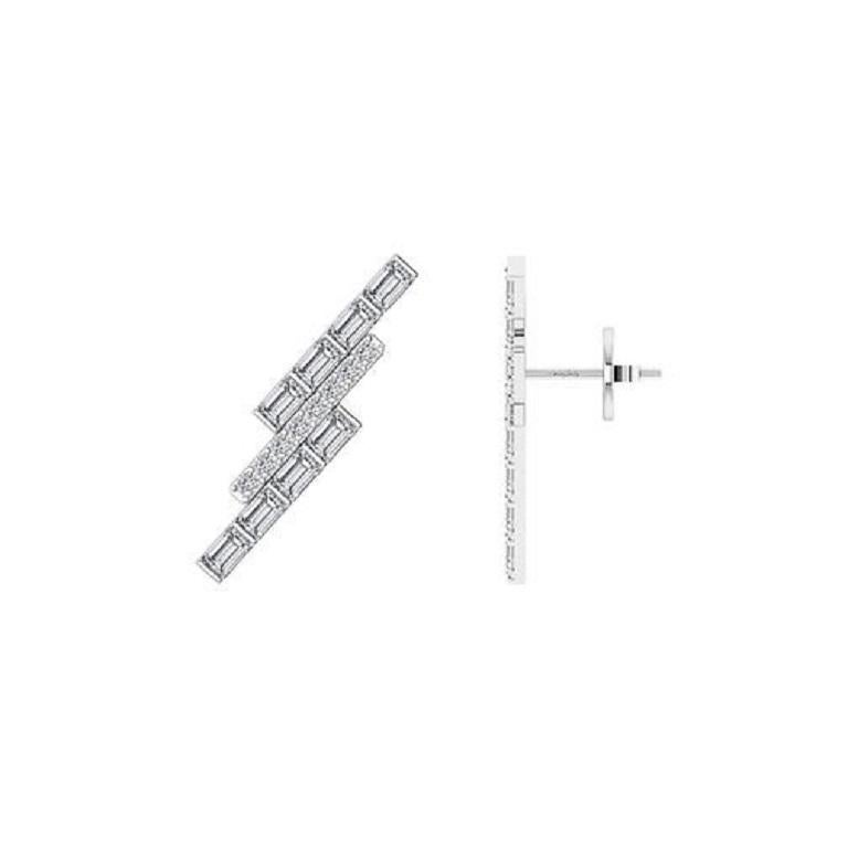 Questi orecchini con diamanti a due file in oro 18 carati presentano due file parallele di diamanti scintillanti, per un'eleganza audace ma senza tempo. Disponibili in oro bianco, giallo e rosa, queste borchie sono il mix perfetto di raffinatezza e