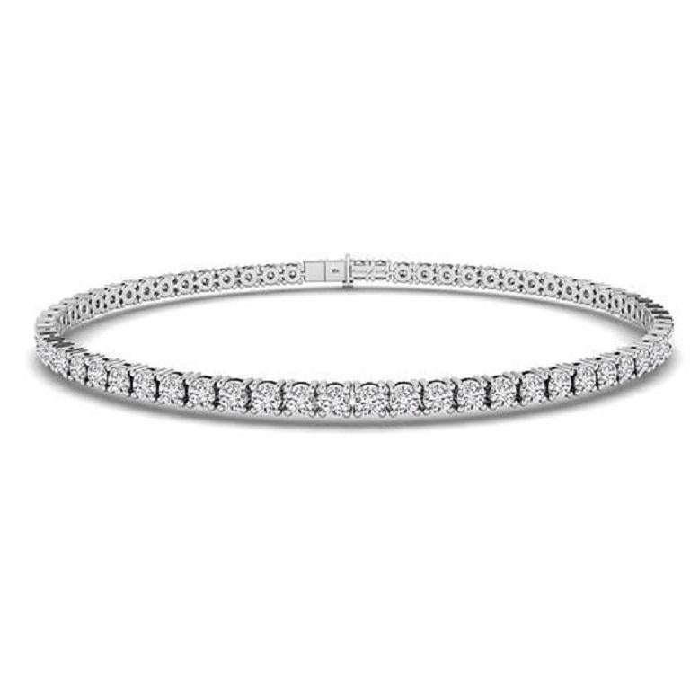 Questo bracciale tennis con diamanti in oro 18 carati emana un'eleganza classica grazie a una fila ininterrotta di diamanti brillanti, ciascuno incastonato con cura per catturare la luce a ogni movimento. Il suo design senza tempo lo rende un capo