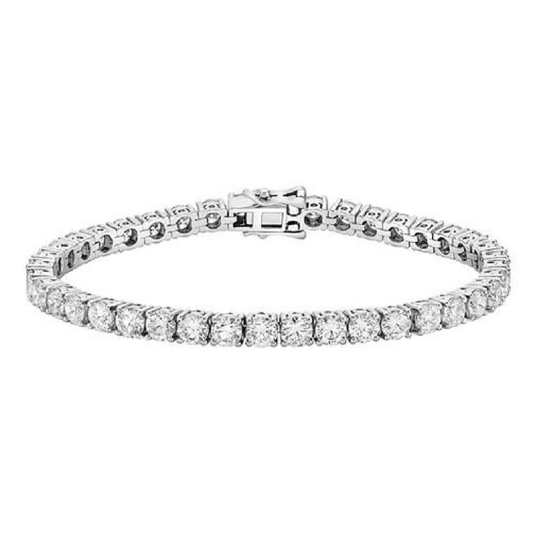 This Diamond Tennis Bracelet in 18K gold exudes classic elegance with a seamless row of brilliant diamonds, each carefully set to catch the light with every movement. Its timeless design makes it a versatile staple, perfect for adding a touch of