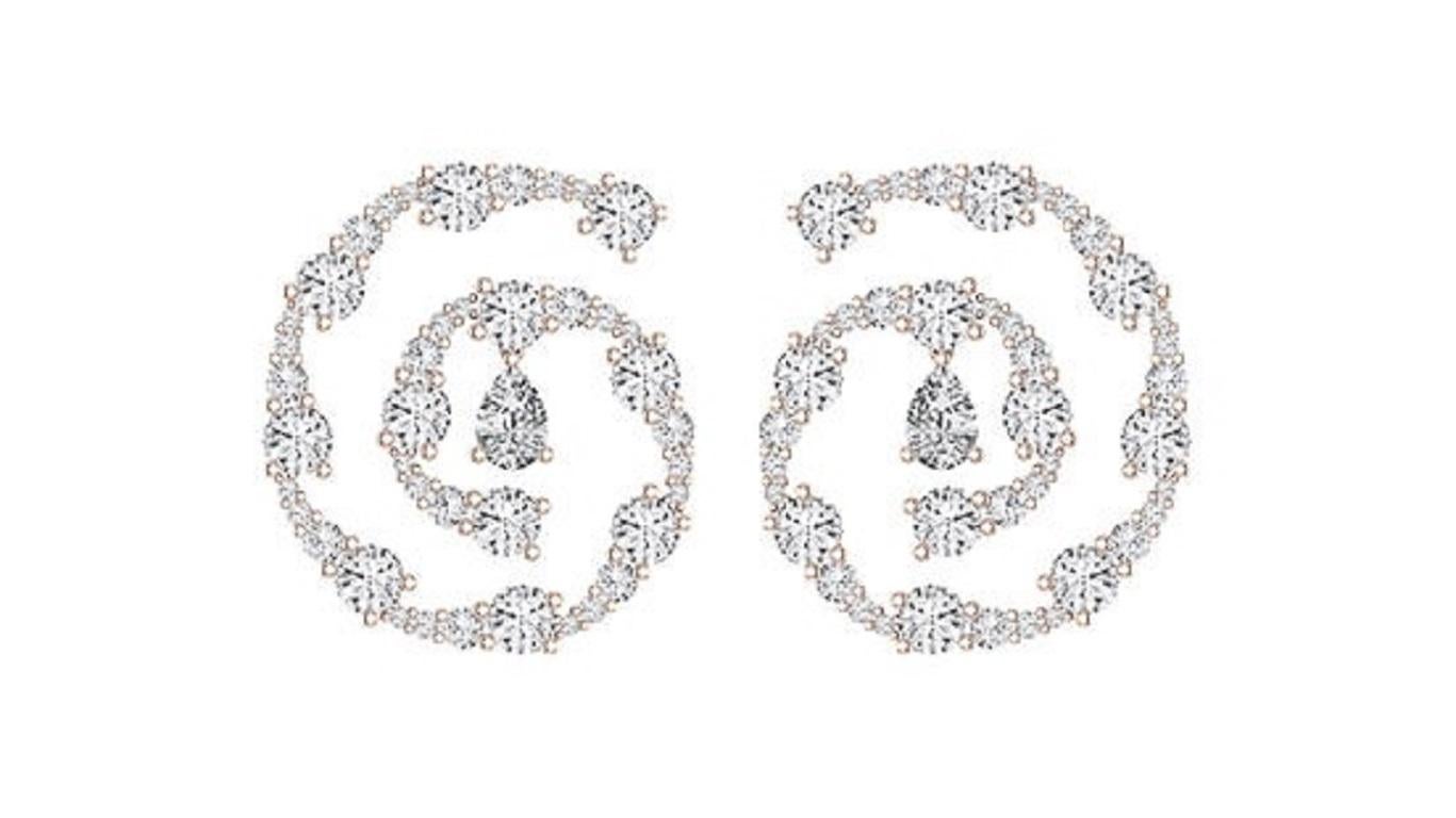 Ispirati alla fluidità dell'oceano, questi cerchi presentano un grazioso disegno a onda ornato da diamanti scintillanti. Disponibile in oro rosa, giallo e bianco a 18 carati, ogni variante offre un'eleganza distinta ma senza tempo, perfetta per