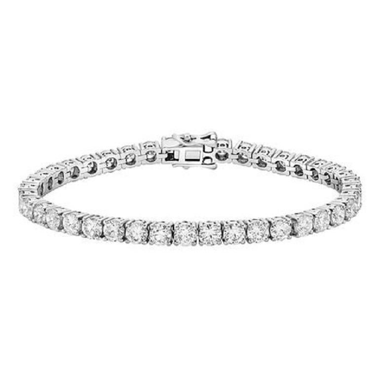 Questo bracciale tennis con diamanti in oro 18 carati emana un'eleganza classica grazie a una fila ininterrotta di diamanti brillanti, ciascuno incastonato con cura per catturare la luce a ogni movimento. Il suo design senza tempo lo rende un capo