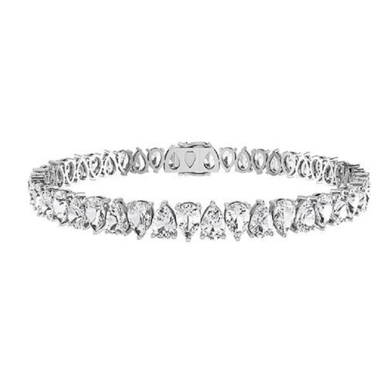 Ce bracelet de tennis à deux diamants poires en or blanc, jaune et rose 18 carats est un mélange étonnant d'élégance classique et de sophistication moderne. Le bracelet présente des diamants taille poire méticuleusement assortis dans une ligne