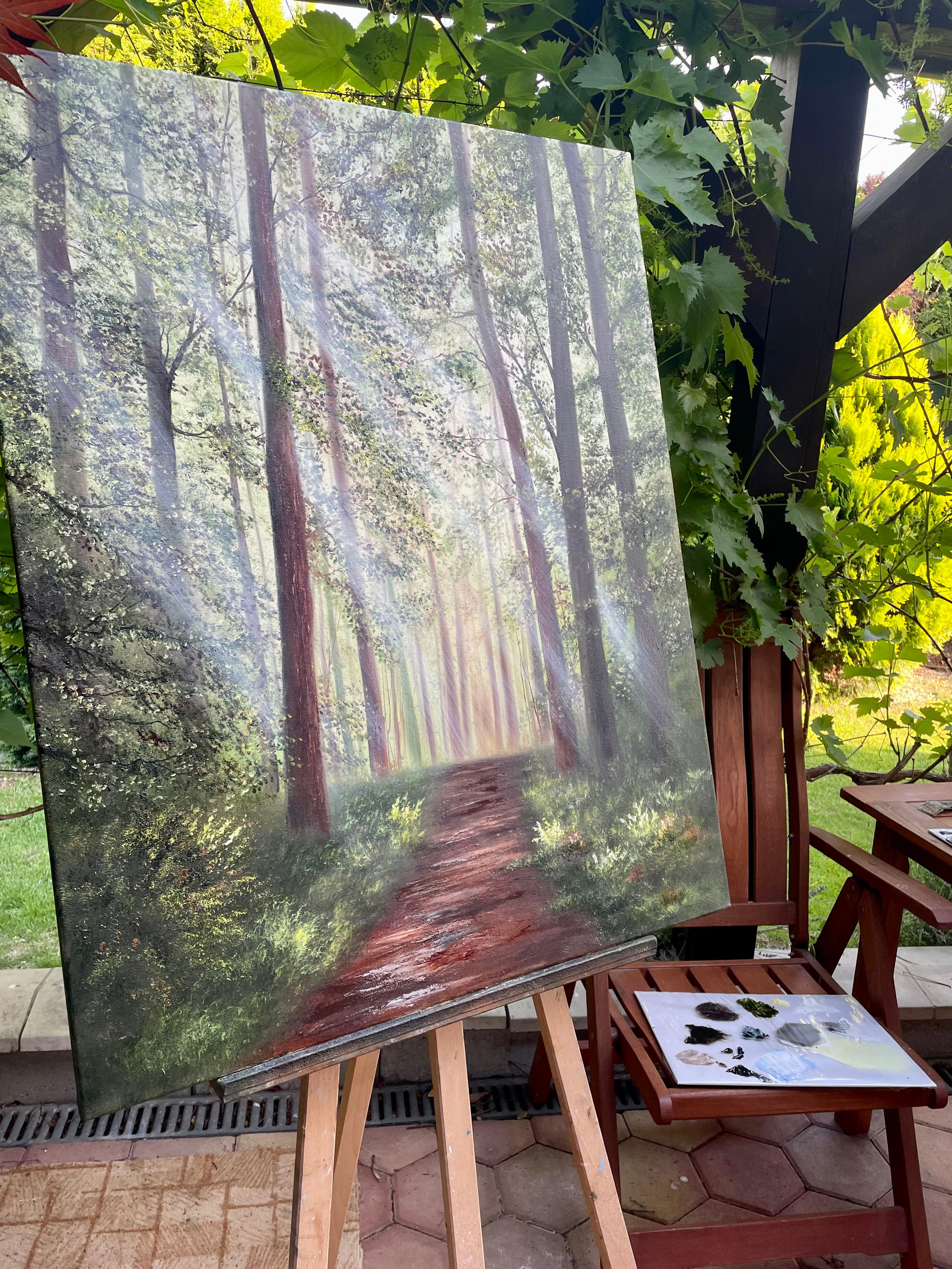 Le vibranti tonalità verdi degli alberi e delle foglie sono perfettamente contrastate dai caldi toni gialli del sole, creando un'opera d'arte davvero ipnotica.
Questo pezzo è perfetto per gli amanti della Nature e per chiunque apprezzi la bellezza