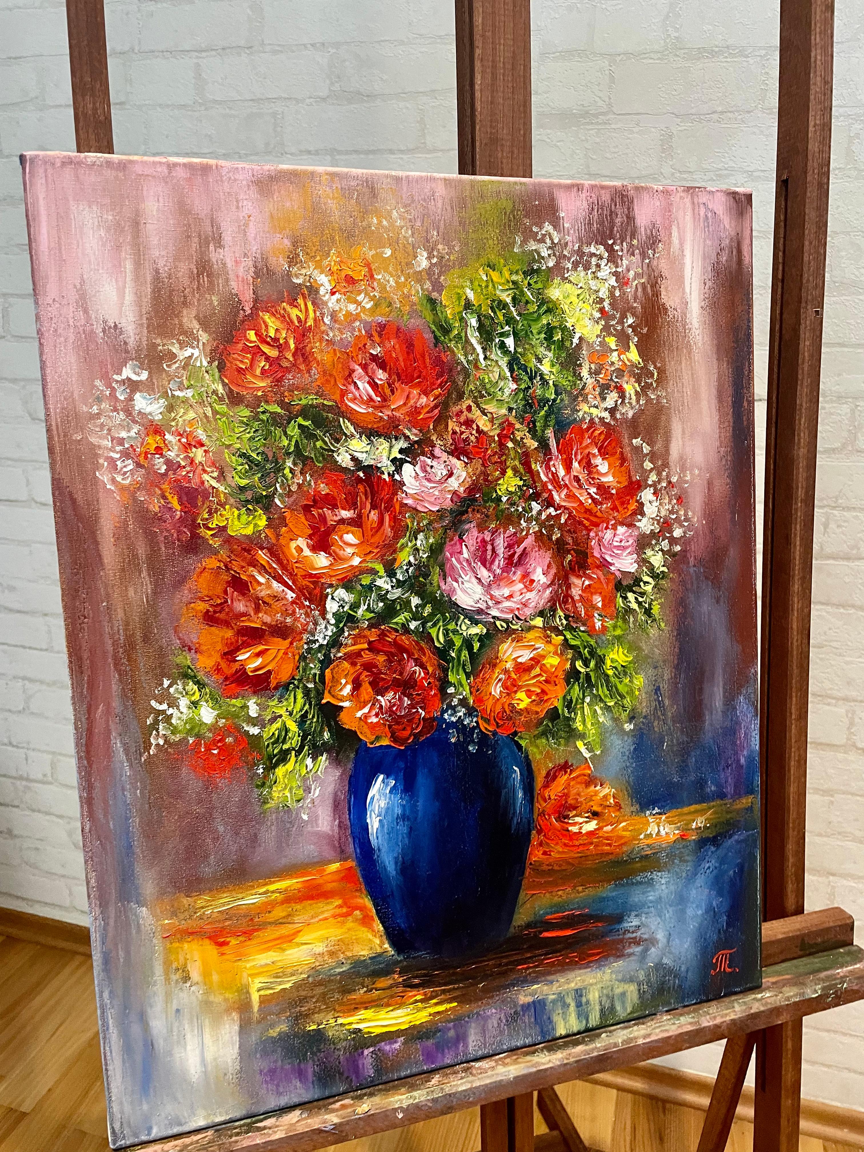 Dieses fesselnde Gemälde zeigt einen lebhaften Blumenstrauß in einer auffallend blauen Vase, der durch seine dynamische Farbpalette Leben ausstrahlt. Reich strukturierte Pinselstriche erwecken die Szene zum Leben, in der sich feurige Orangen, tiefe