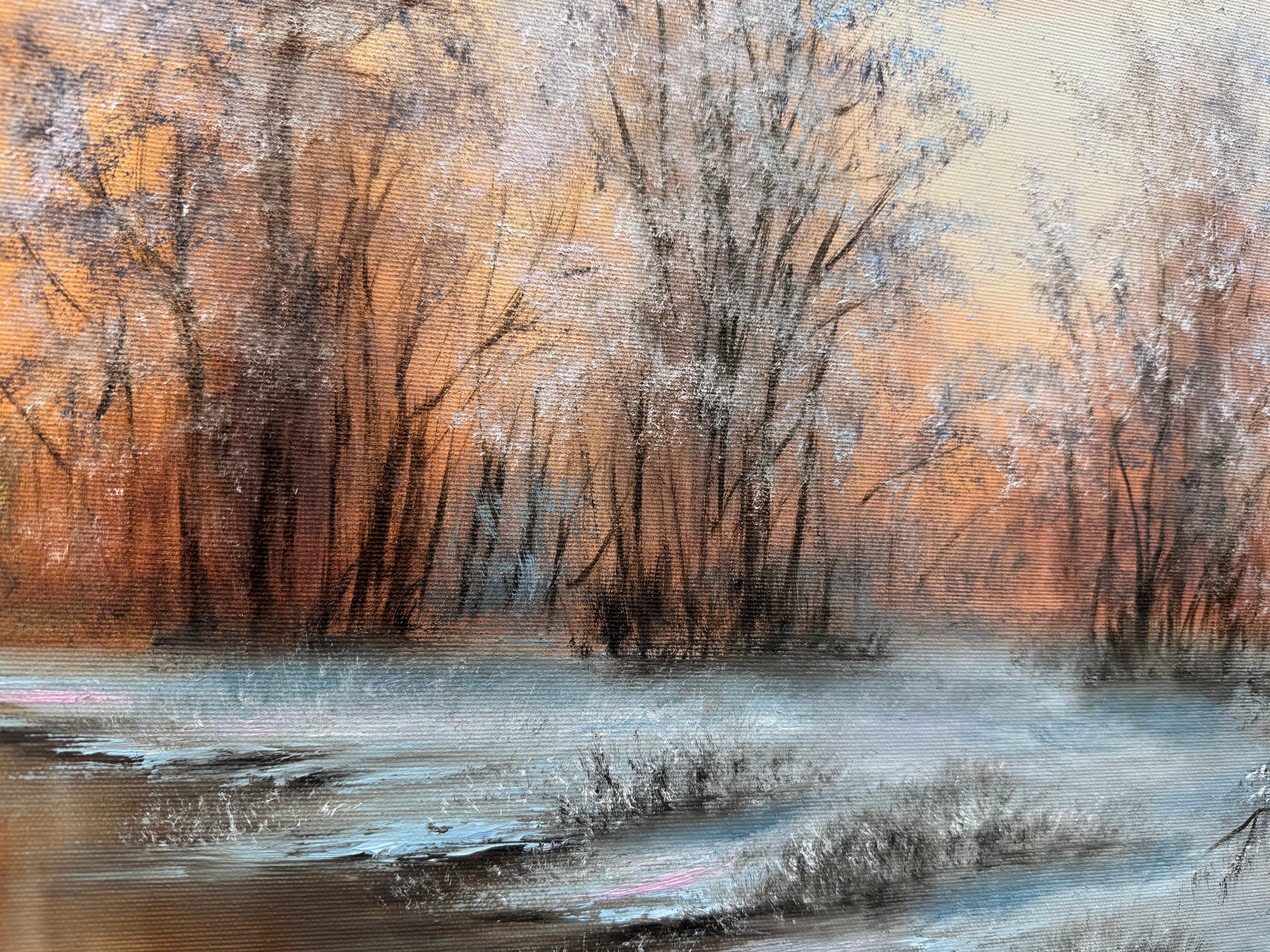 Questo dipinto è avvolto dall'incanto di una mattina d'inverno, dove ogni freddo raggio di sole accarezza le cime innevate della pineta. Il riflesso dei tronchi d'albero nella superficie a specchio dell'acqua crea un senso di assenza di gravità e