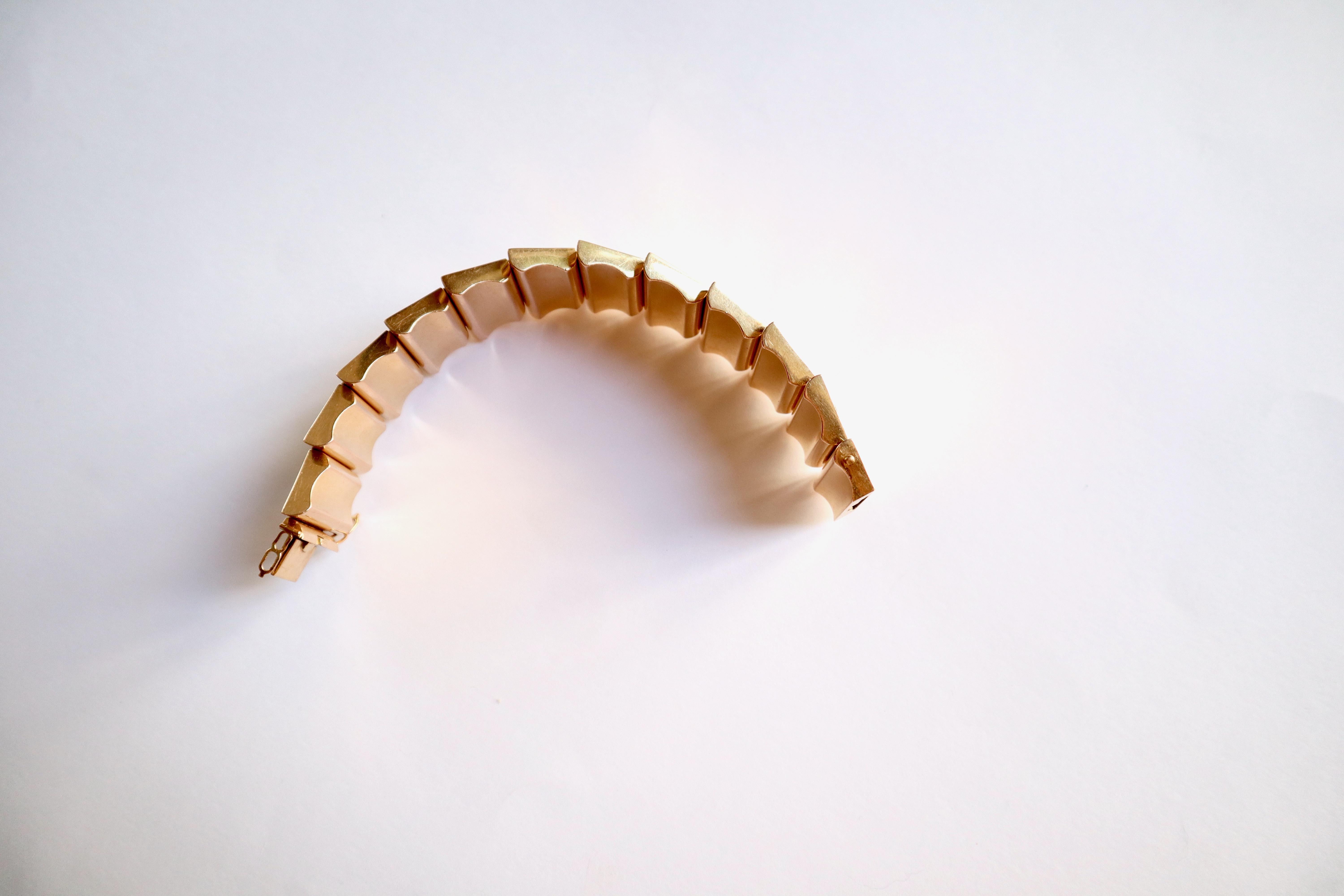 Tank Bracelet 18 Carat Yellow Gold, circa 1940 In Good Condition For Sale In Paris, FR