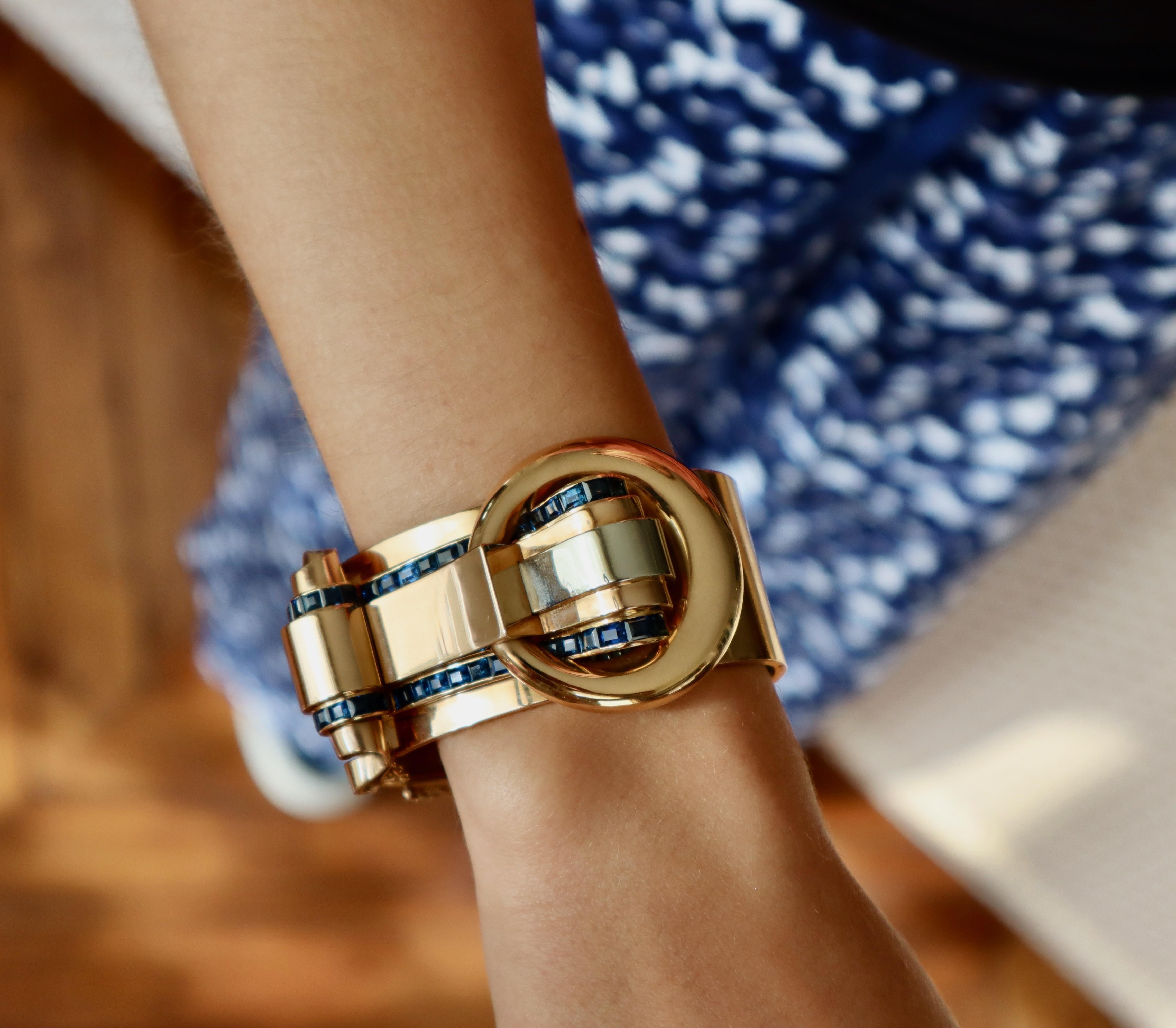 Rétro Bracelet Tank circa 1940 Saphirs Ouverture Rigide Boucle Motif Or 18 Carat en vente