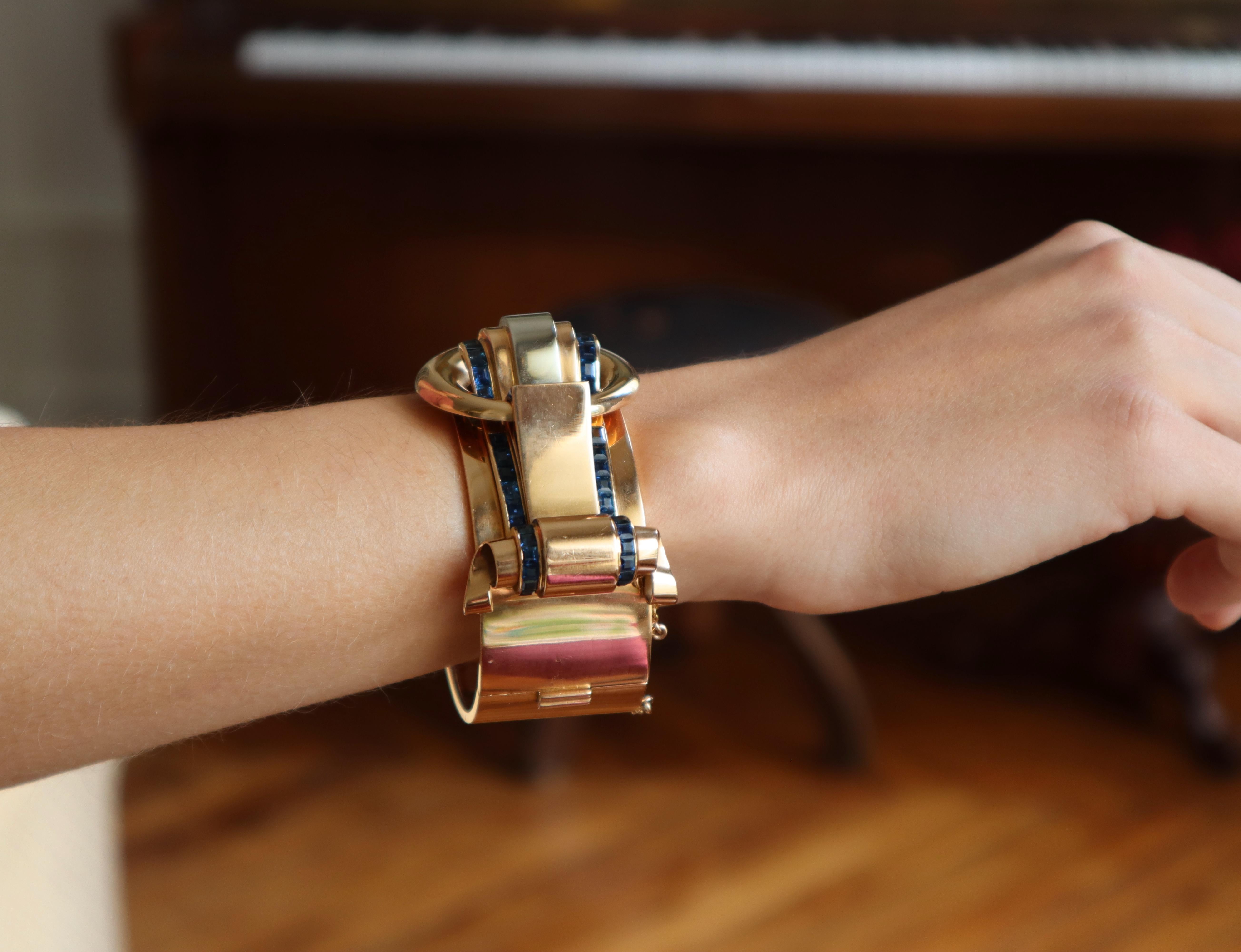 Taille baguette Bracelet Tank circa 1940 Saphirs Ouverture Rigide Boucle Motif Or 18 Carat en vente