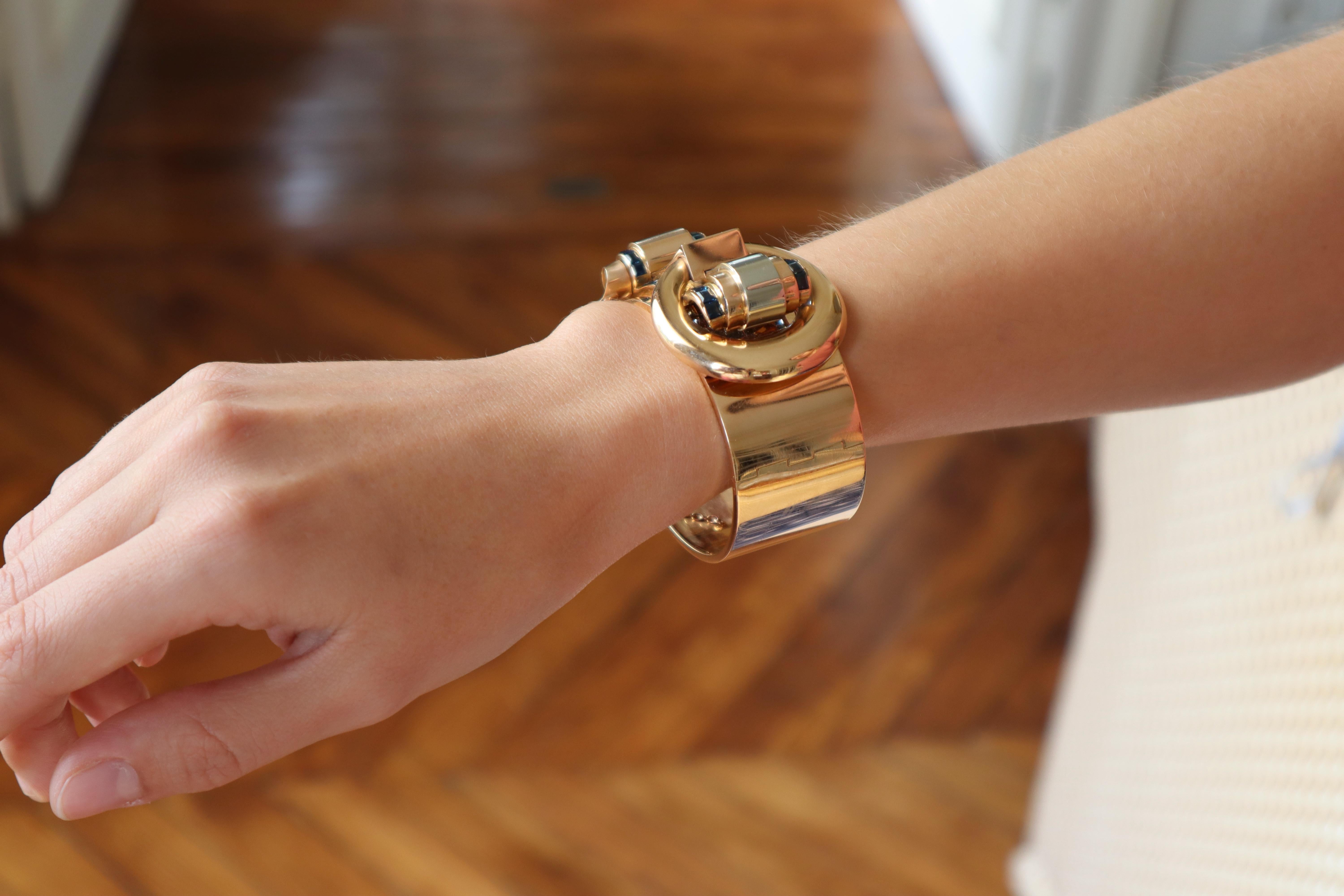 Bracelet Tank circa 1940 Saphirs Ouverture Rigide Boucle Motif Or 18 Carat en vente 3