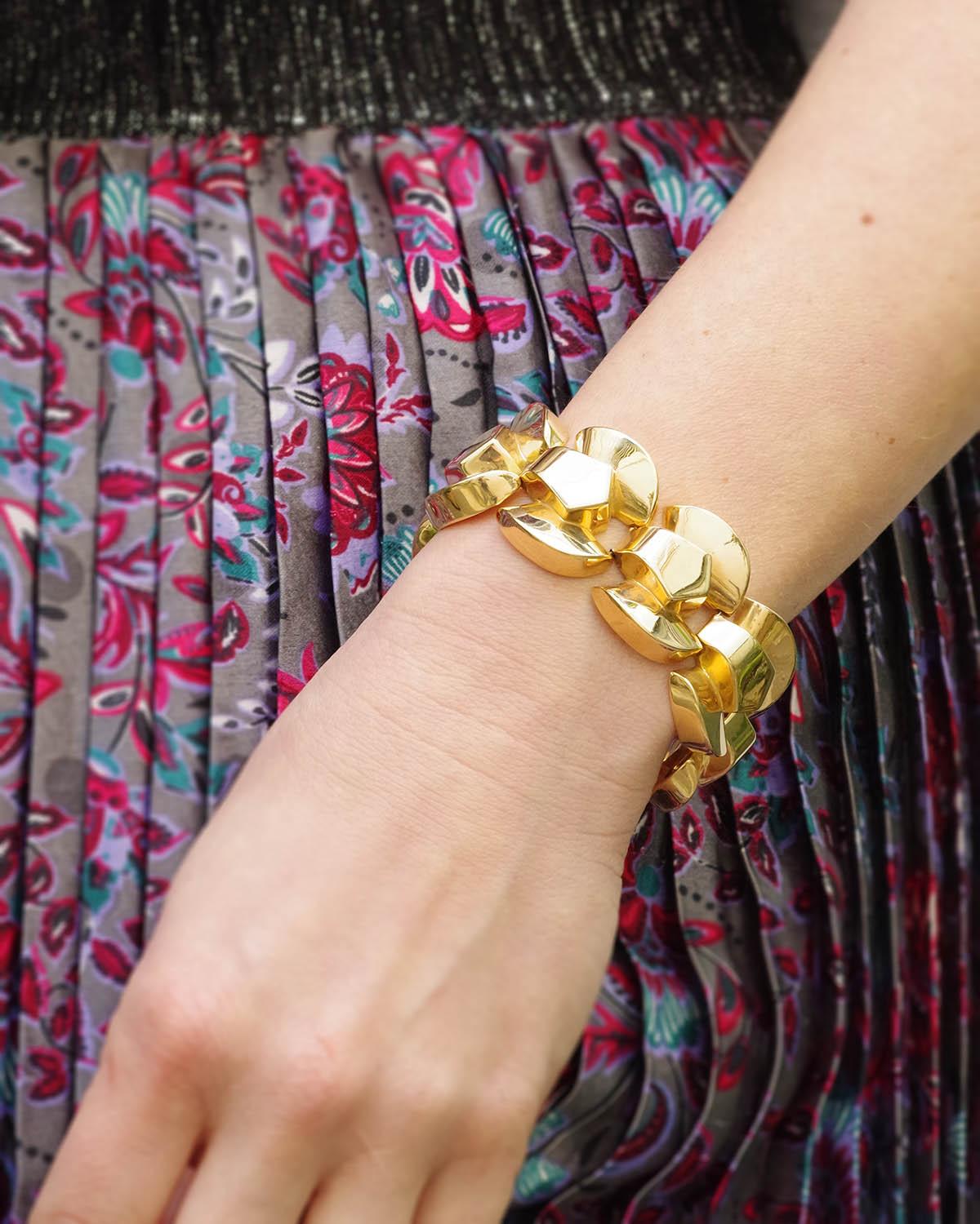 Pulsera tanque de oro de 18 quilates. Es un importante brazalete de tanque con líneas redondas de gran volumen, típico de este periodo de los años 40. Reflejo de una época en la que la gente concentraba sus ahorros en joyas voluminosas para poder