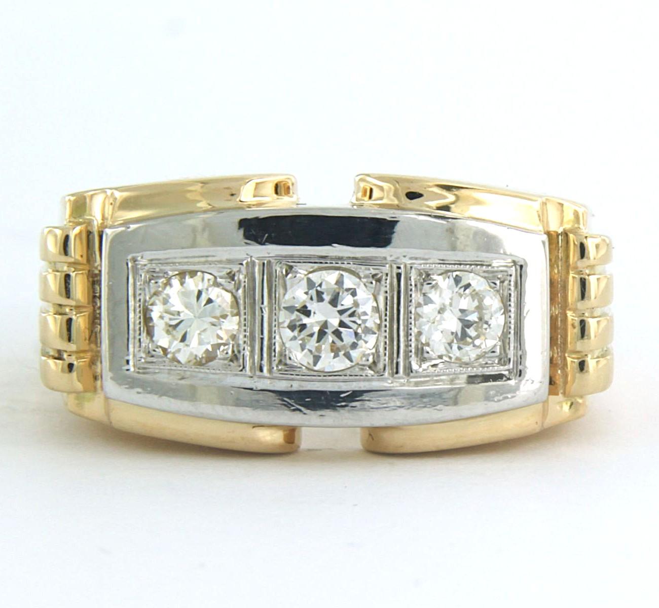 Anello bicolore in 18k con diamanti taglio vecchio europeo fino a . 0,50ct - G/H - VS/SI - misura dell'anello H. G. & S. 9,25 - EU. 19.25(60)

descrizione dettagliata

la parte superiore dell'anello è larga 1.1 cm

peso 16,6 grammi

misura