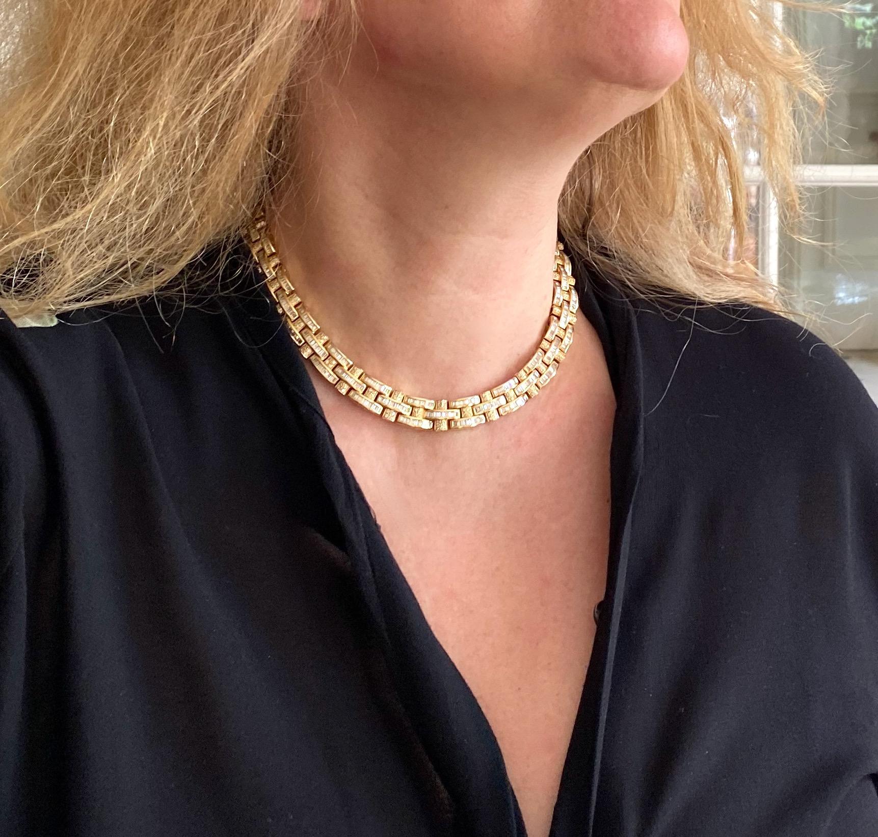 Tank 18-karat yellow gold diamond necklace
Articulated 18-carat yellow gold necklace Tank mesh paved with  diamonds.
The links are entirely paved with diamonds except on the back part of the necklace.
Alternating links setting baguette diamonds and
