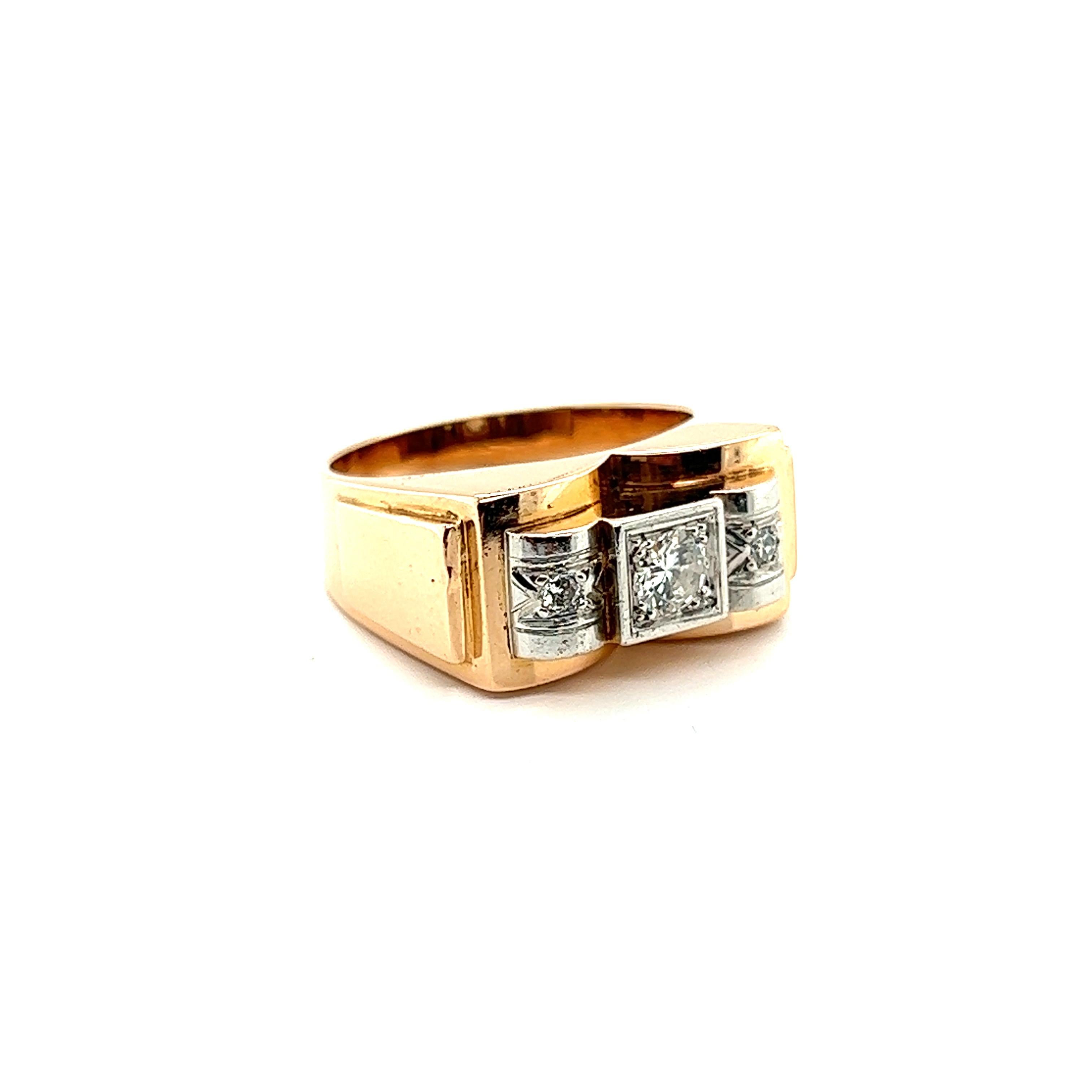 Tank Ring  Diamond Platinium Yellow Gold  18 Karat 

This art-deco tank ring is recognisable at first glance by its geometric and imposing volume. The decorated setting is adorned with three finely set diamonds, the central diamond (0.25 carat) is