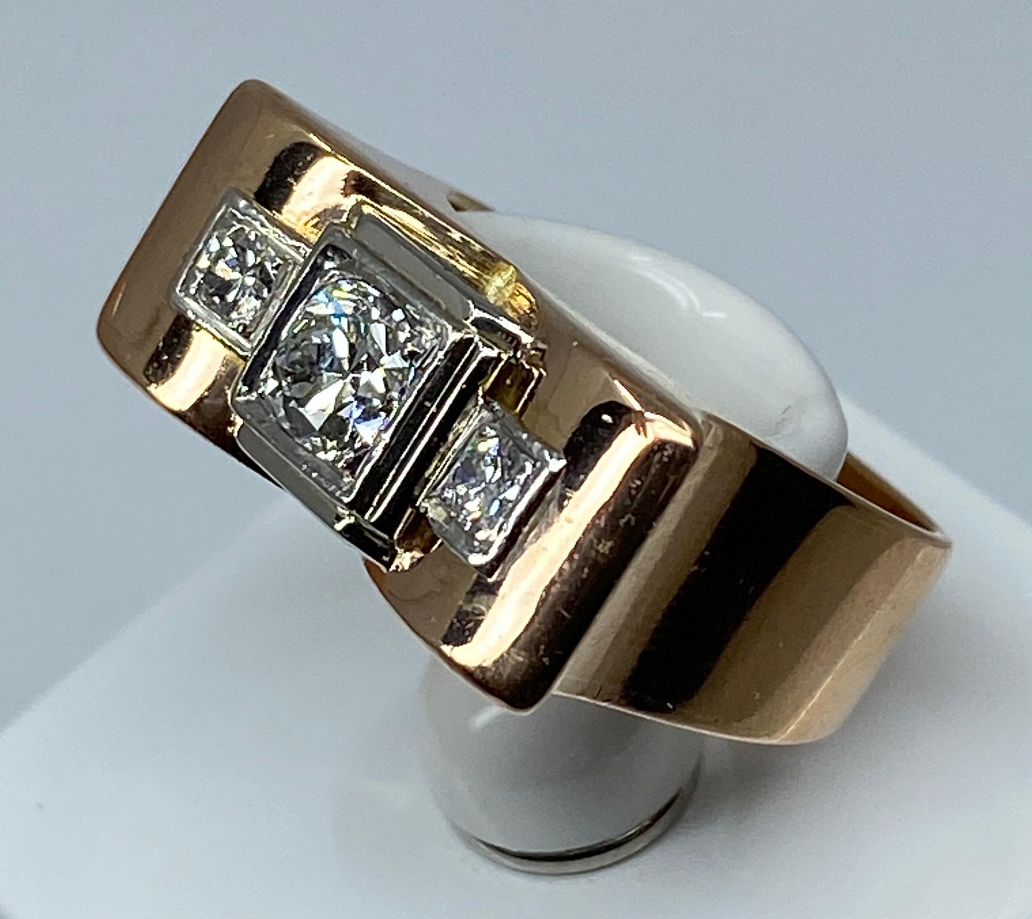 Round Cut TANK ring in 18 carat gold set with 3 diamonds 
