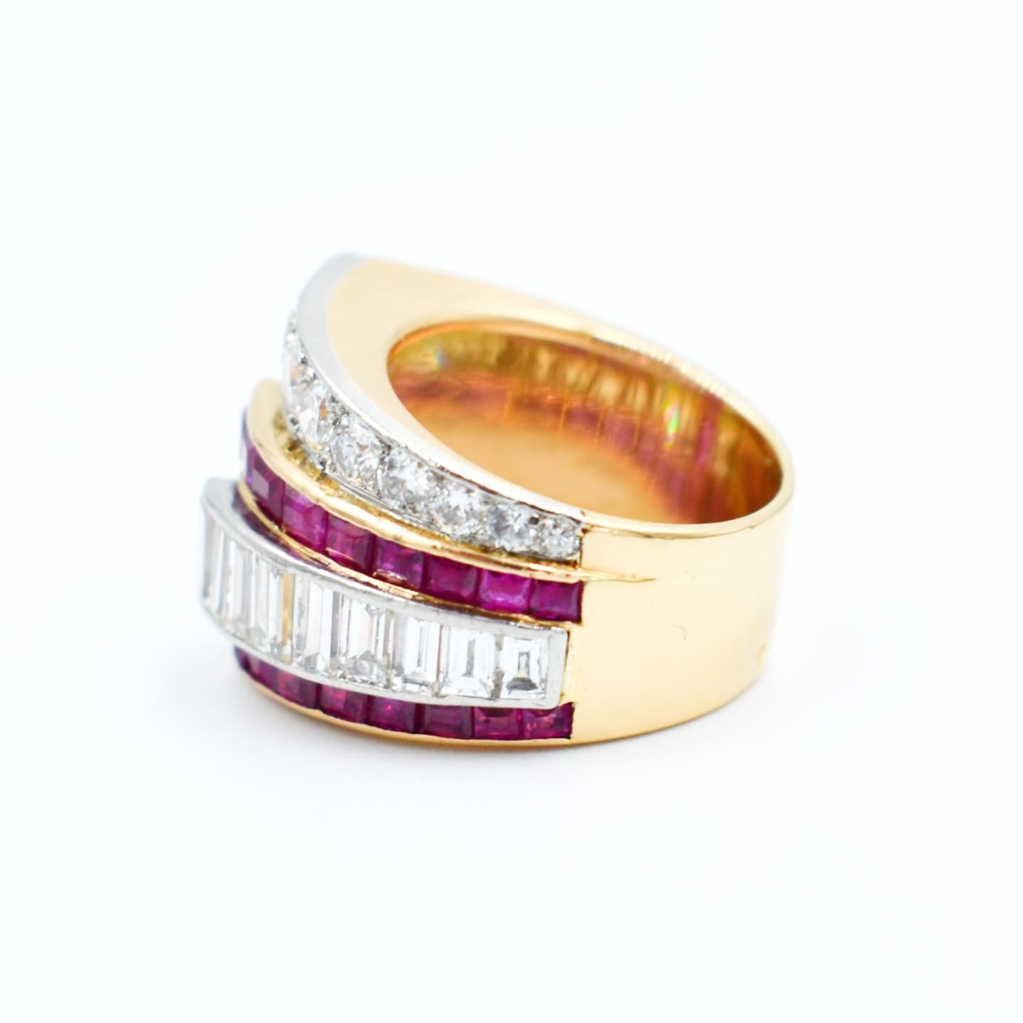 This is an authentic Tank ring from the 1930s, crafted in 18-carat gold and platinum, adorned with diamonds and rubies.
This magnificent ring stands out due to the presence of two diamond cuts: 9 baguette-cut diamonds and 11 round-cut diamonds,