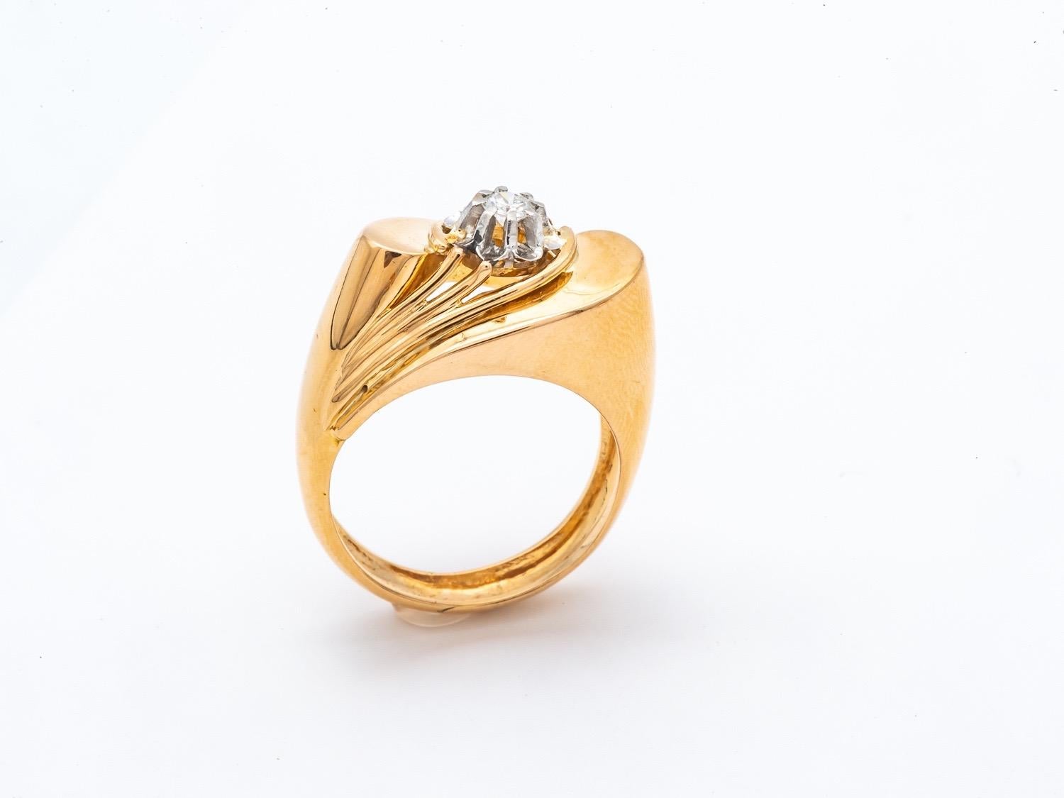Entdecken Sie den Ring Tank aus 18 Karat Gelbgold, ein Vintage-Stück, das die zeitlose Eleganz und den Retro-Charme der 1940er/1950er Jahre verkörpert. Gekrönt von einem prächtigen Diamanten im Brillantschliff von 0,12 Karat ist dieser Ring ein