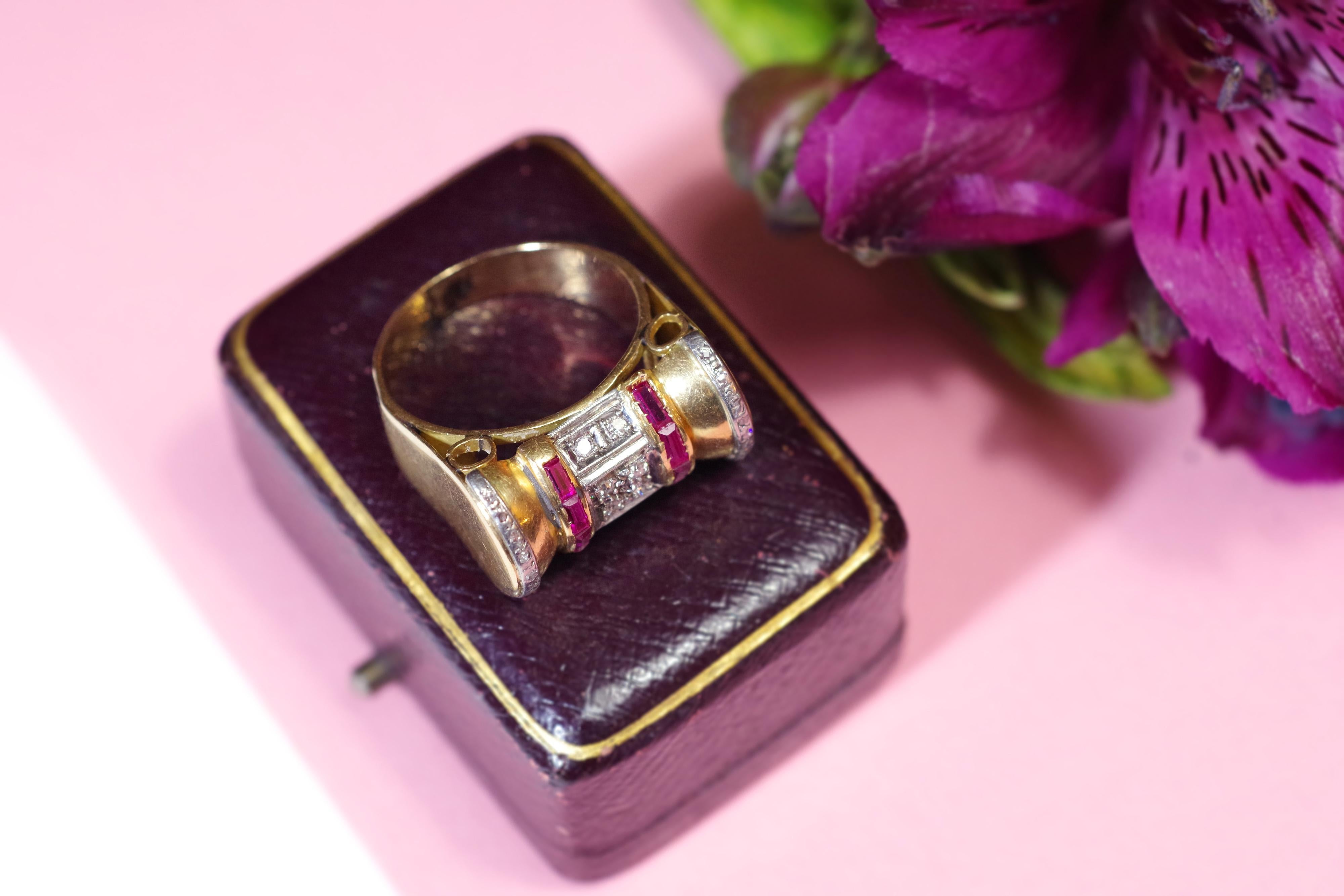Tank Ruby Diamond Scroll Ring in 18k Gold In Fair Condition For Sale In PARIS, FR