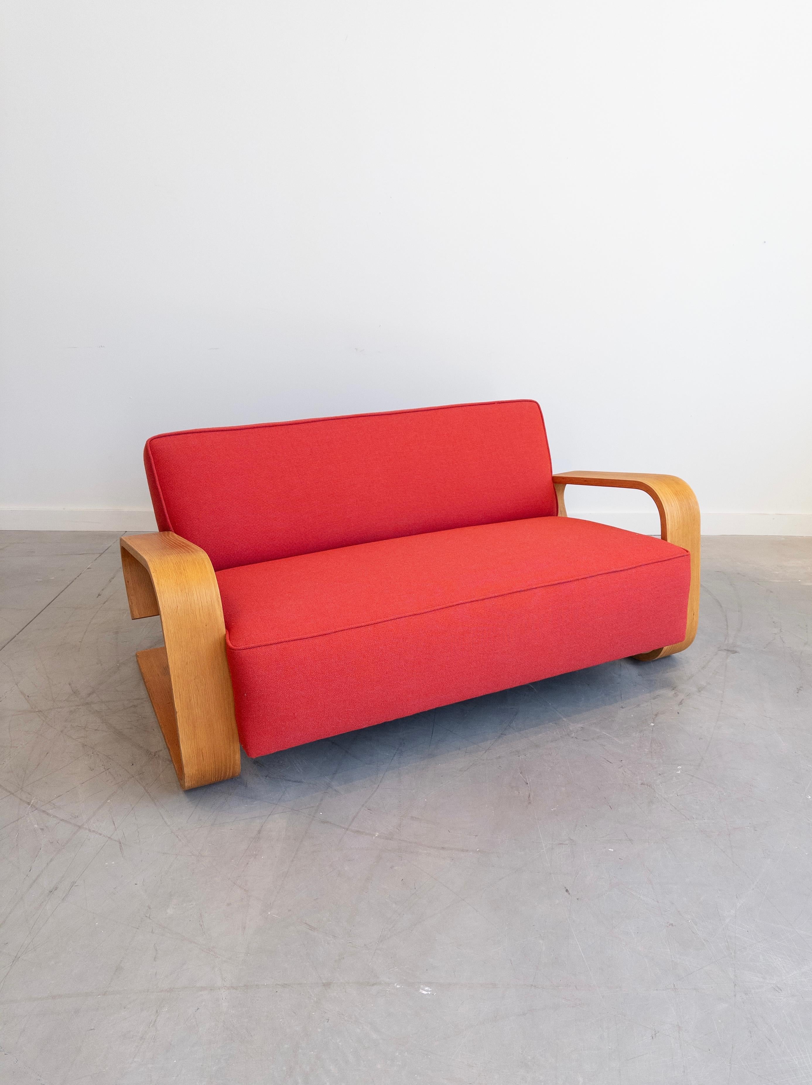 Disegnato da Alvar Aalto e prodotto da Mouldcraft negli anni '50, in Canada. Il divano Tank è un design raro caratterizzato da una struttura a sbalzo in legno di betulla curvato che conferisce al divano un effetto fluttuante. Il divano ha la sua