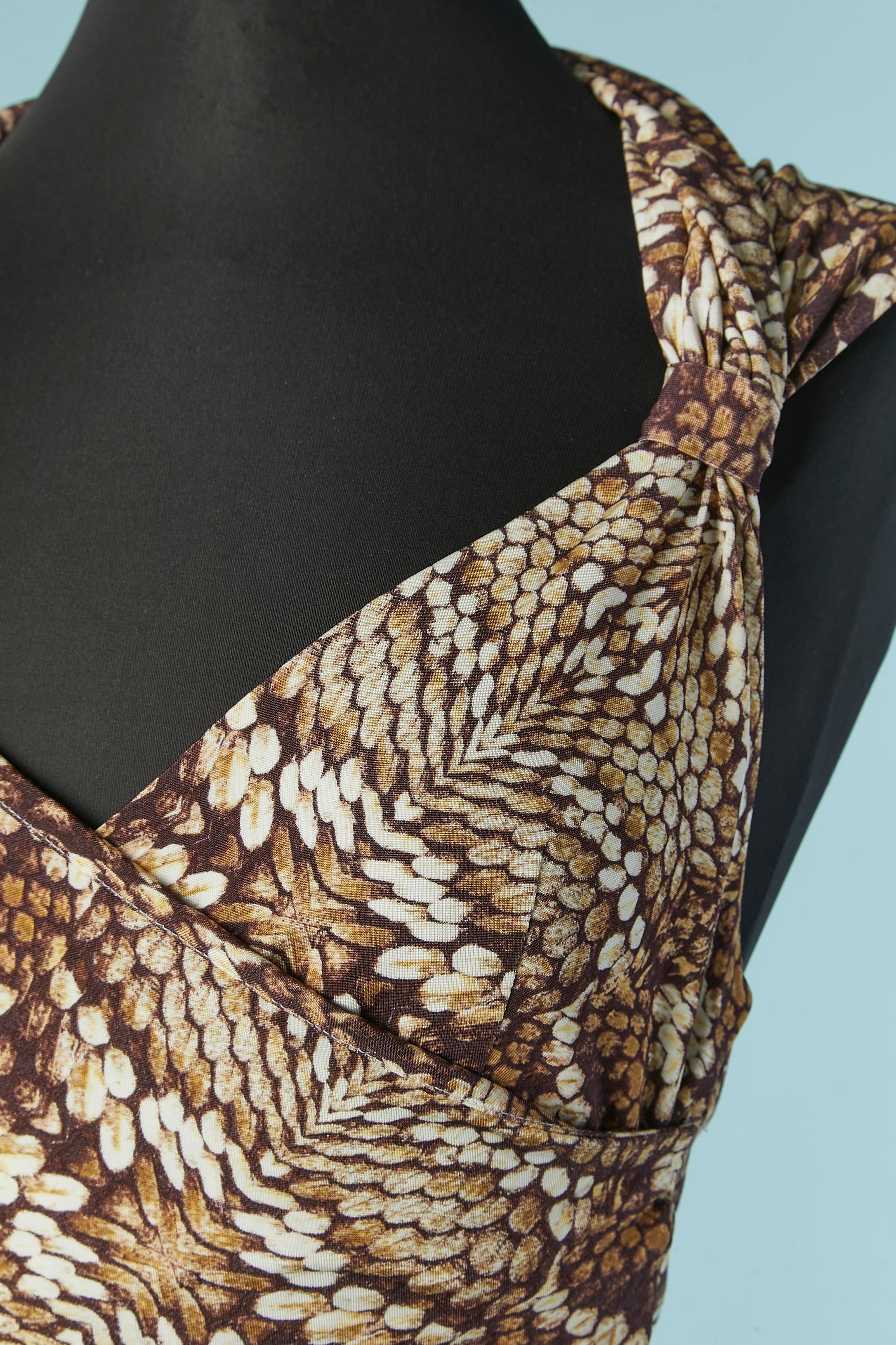 Tank top and skirt ensemble in printed rayon jersey. Fabric composition: 90% rayon, 10% elastane. The top is backless and wrapped on the front.Hook&eye closure on the top middle back ( adjustable with 3 differents lines of hook&eye) 
Size S (Top)