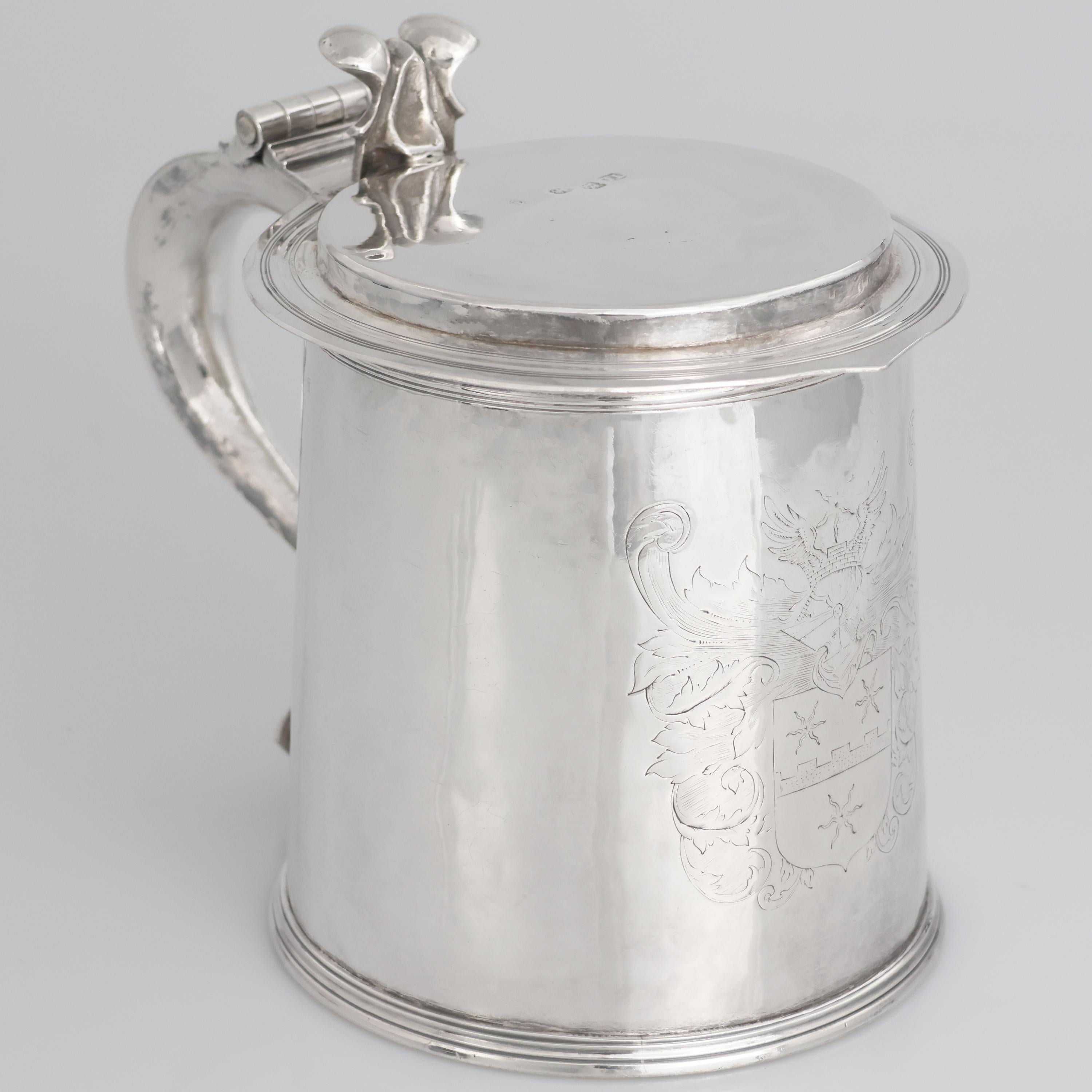 Description
Tasse Charles II en argent sterling, orfèvre AL, Londres, 1676. Corps fuselé avec bouclier hexagonal à la base de la poignée, poignée à double volute, écusson héraldique contemporain sur le devant, base gravée avec poids approximatif de