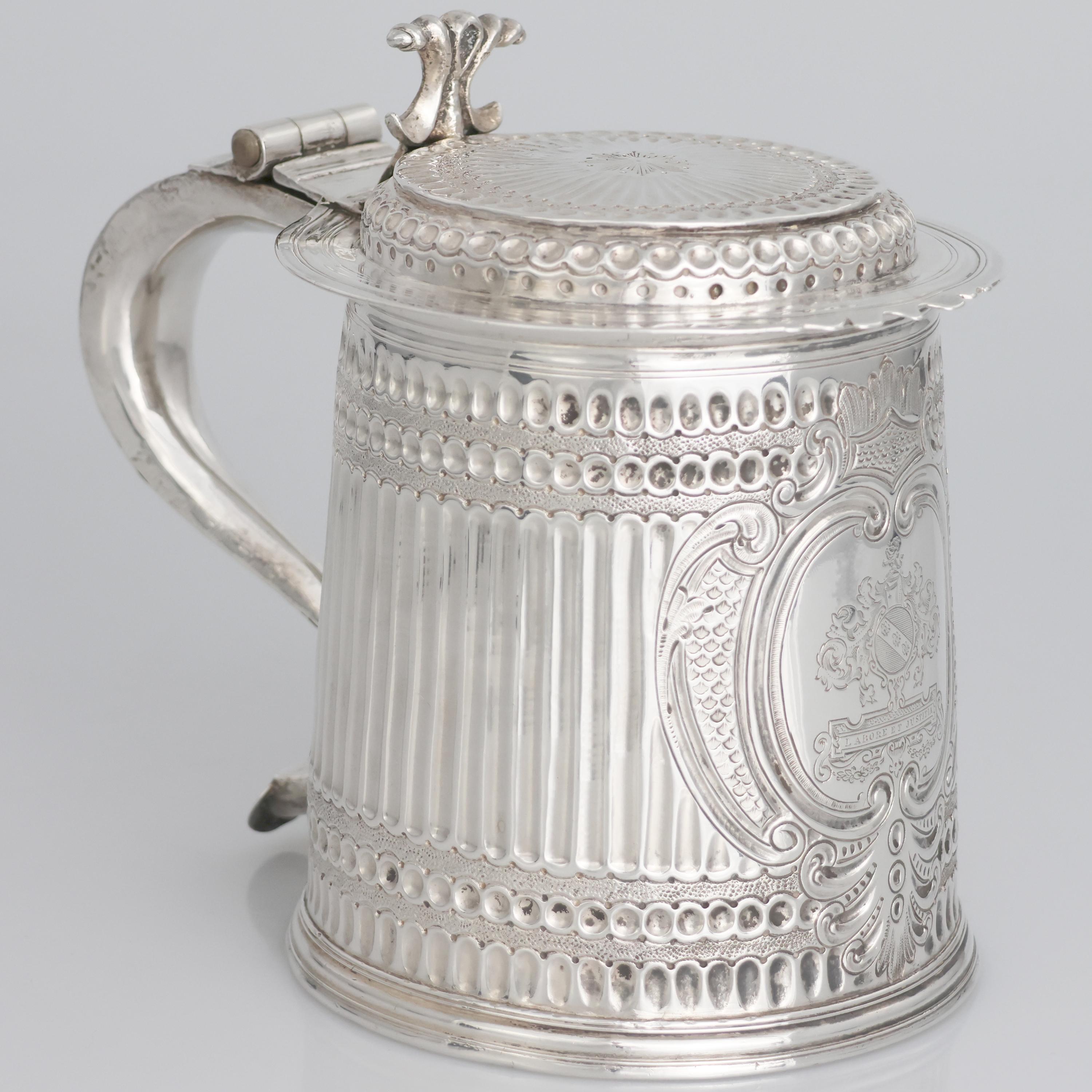 Description
Tasse en argent massif Charles II, John Ruslen, Londres, 1680. Décorée de rainures verticales séparées par des bandes circulaires horizontales, poignée avec initiales gravées, 'JM' 'AW'. Cartouche sur le devant avec les armoiries et la