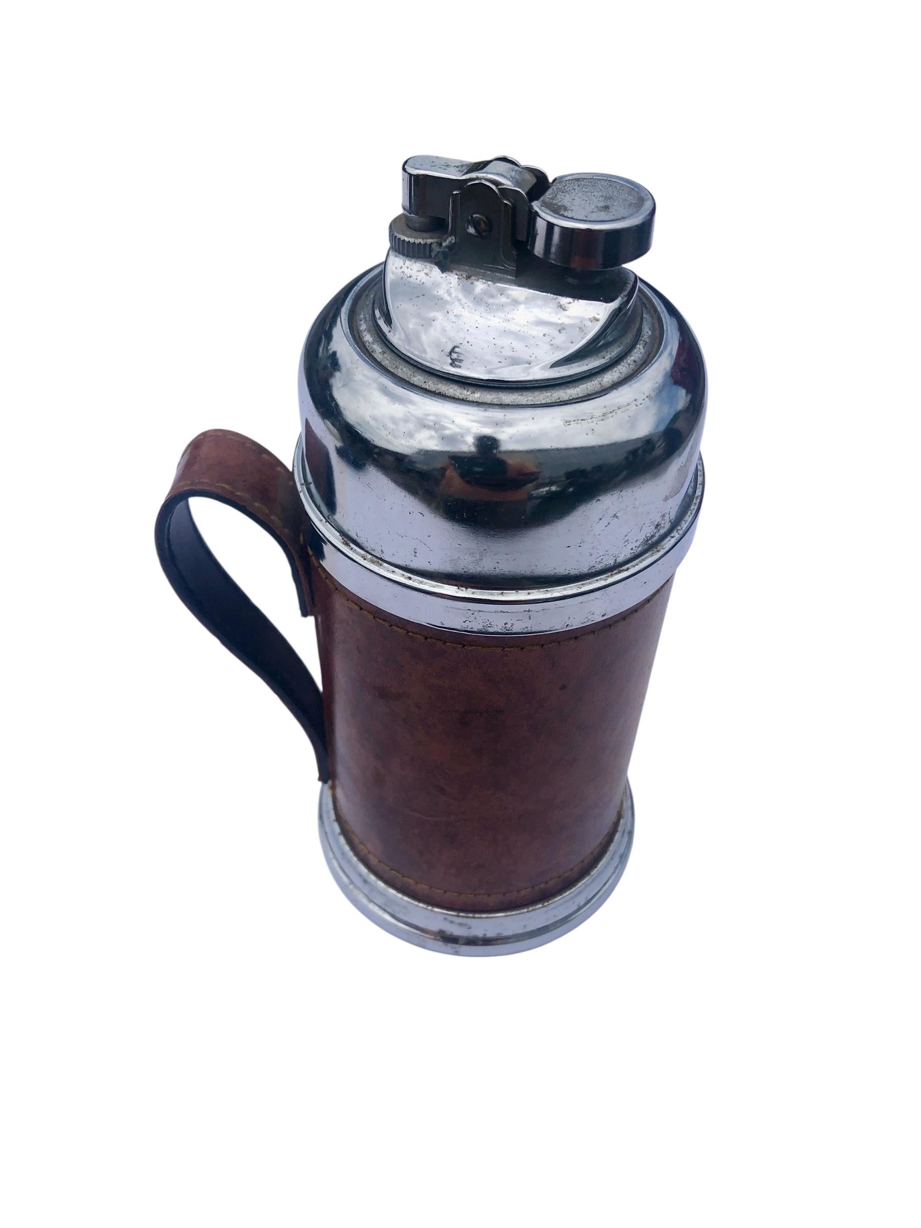 Tankard Portacigarrillos y Encendedor de Piel con Decoración de Cabeza de Caballo Estadounidense en venta