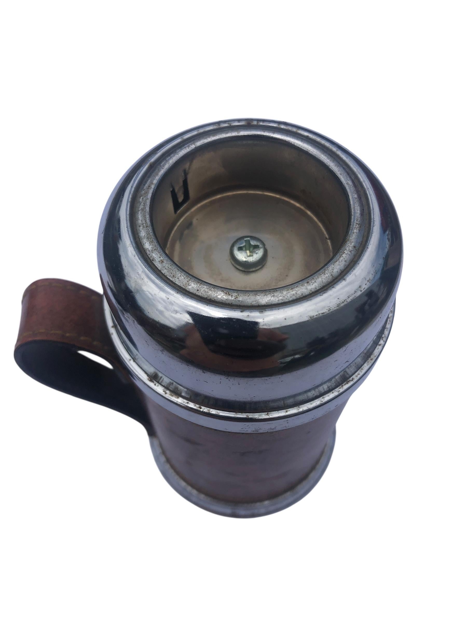 Tankard Portacigarrillos y Encendedor de Piel con Decoración de Cabeza de Caballo finales del siglo XX en venta