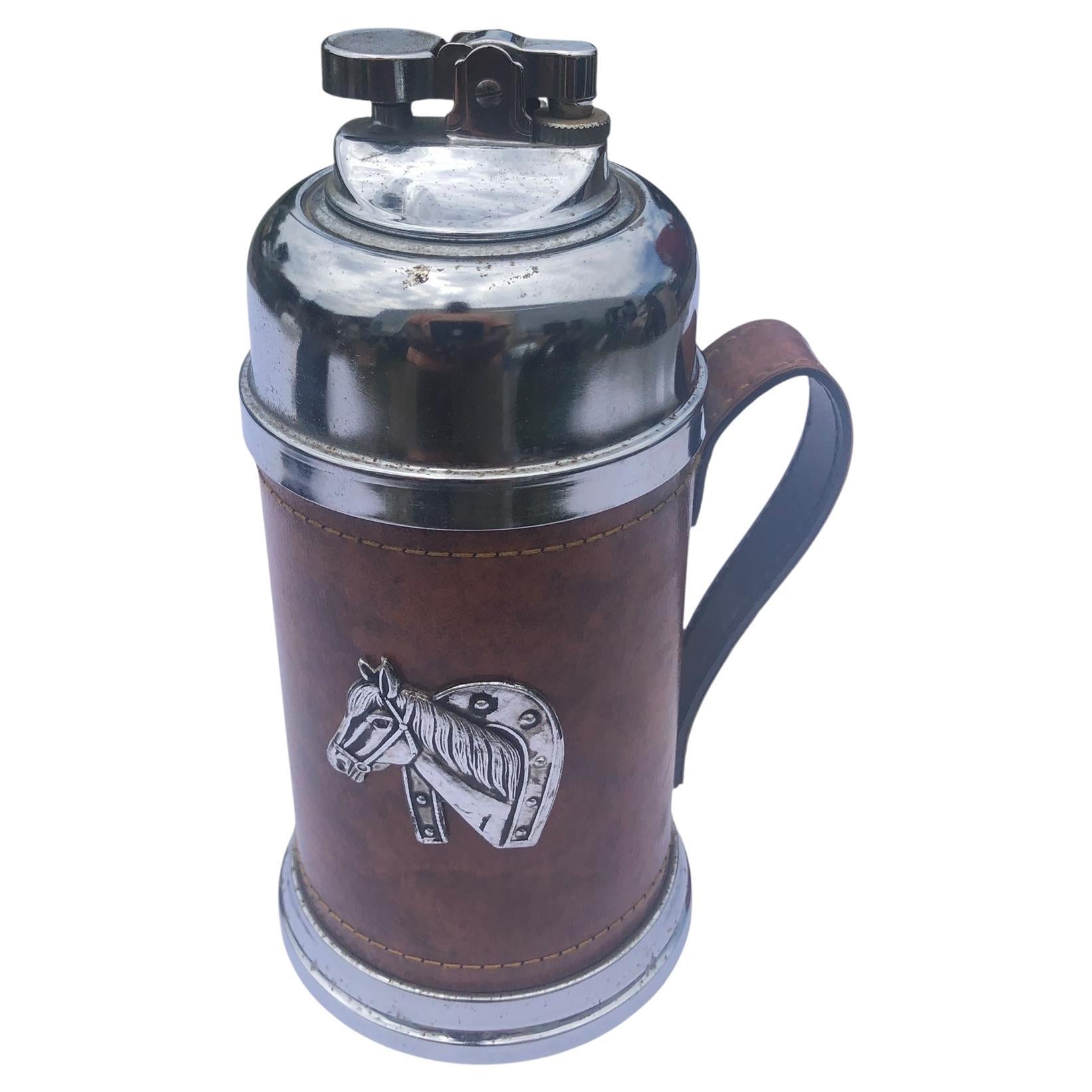 Tankard Portacigarrillos y Encendedor de Piel con Decoración de Cabeza de Caballo en venta