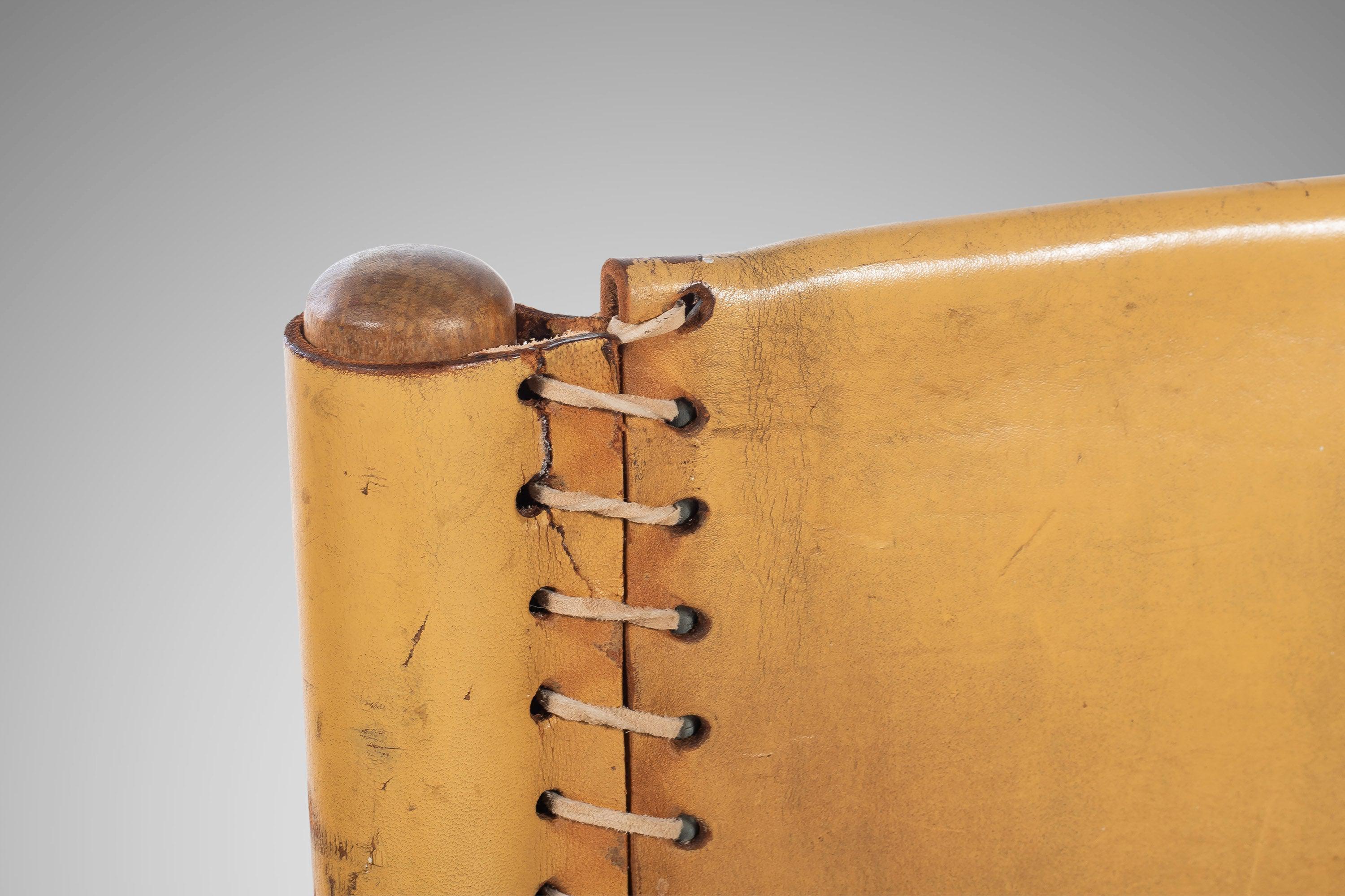 Originaler kolumbianischer Stuhl aus gegerbtem Sattelleder und ofengetrocknetem Teak- und weißem Walnussholz aus den 1960er Jahren, entworfen von Beirmann Werner für die Firma Arte Sano. Diese exquisiten Stühle, die auch als Safari-, Lodge- oder