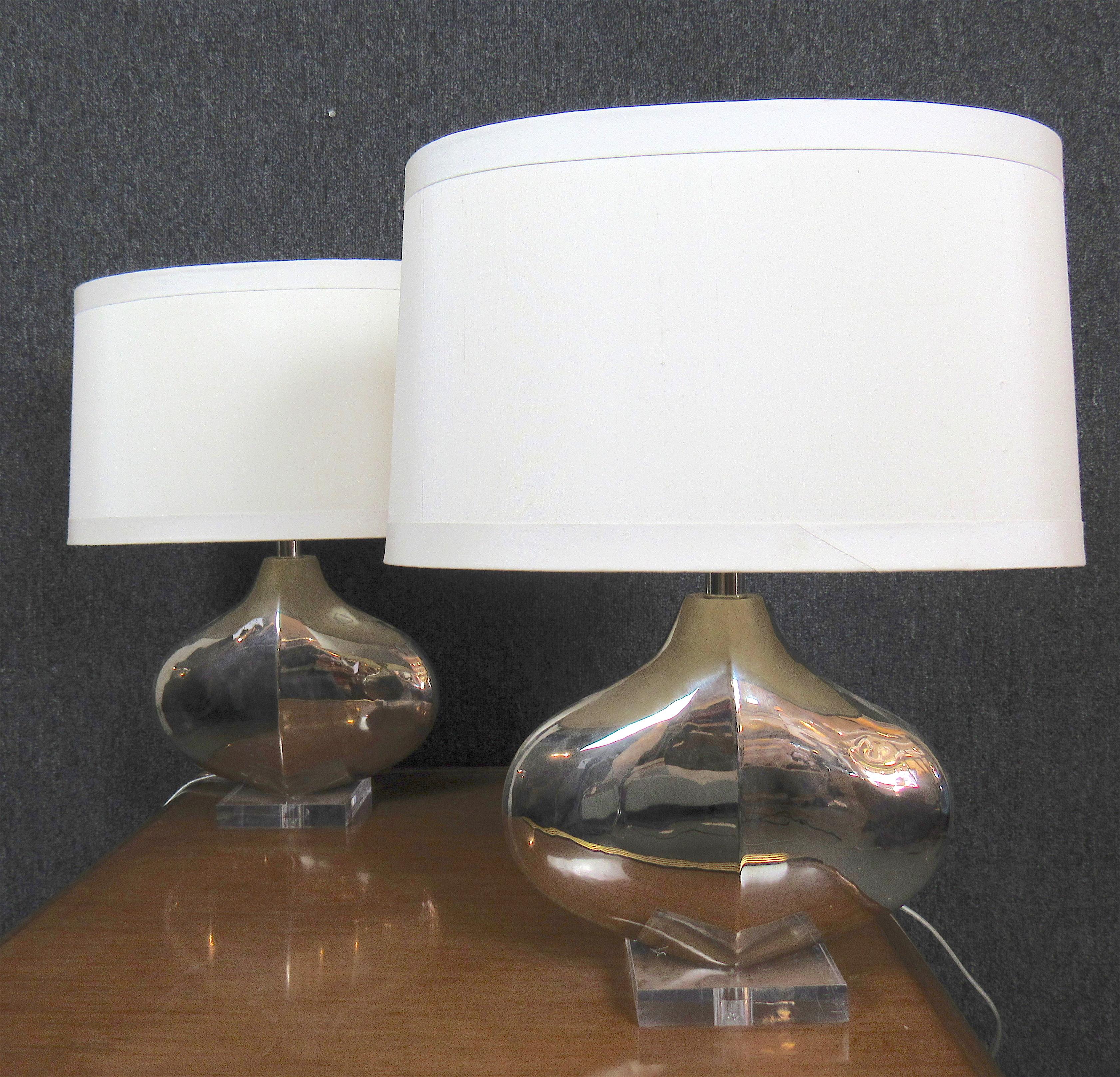 Pair of polished metal table lamps made by Tanner Kenzie. Tear drop shape lamp on clear acrylic base.
Please confirm location NY or NJ