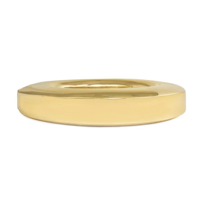Ein goldener Armreif mit Scharnieren im modernistischen Stil mit spitz zulaufendem, elliptischem Design, in 18k.  Tännler, Schweiz

Abmessungen: ca. 6 3/4