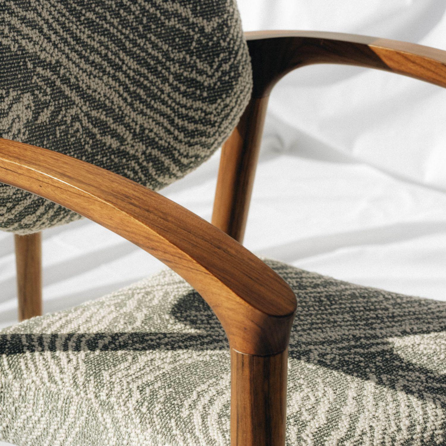 Mid-Century moderno Sedia Tanoco, legno di mutenye satinato, realizzata a mano in Portogallo da Duistt in vendita