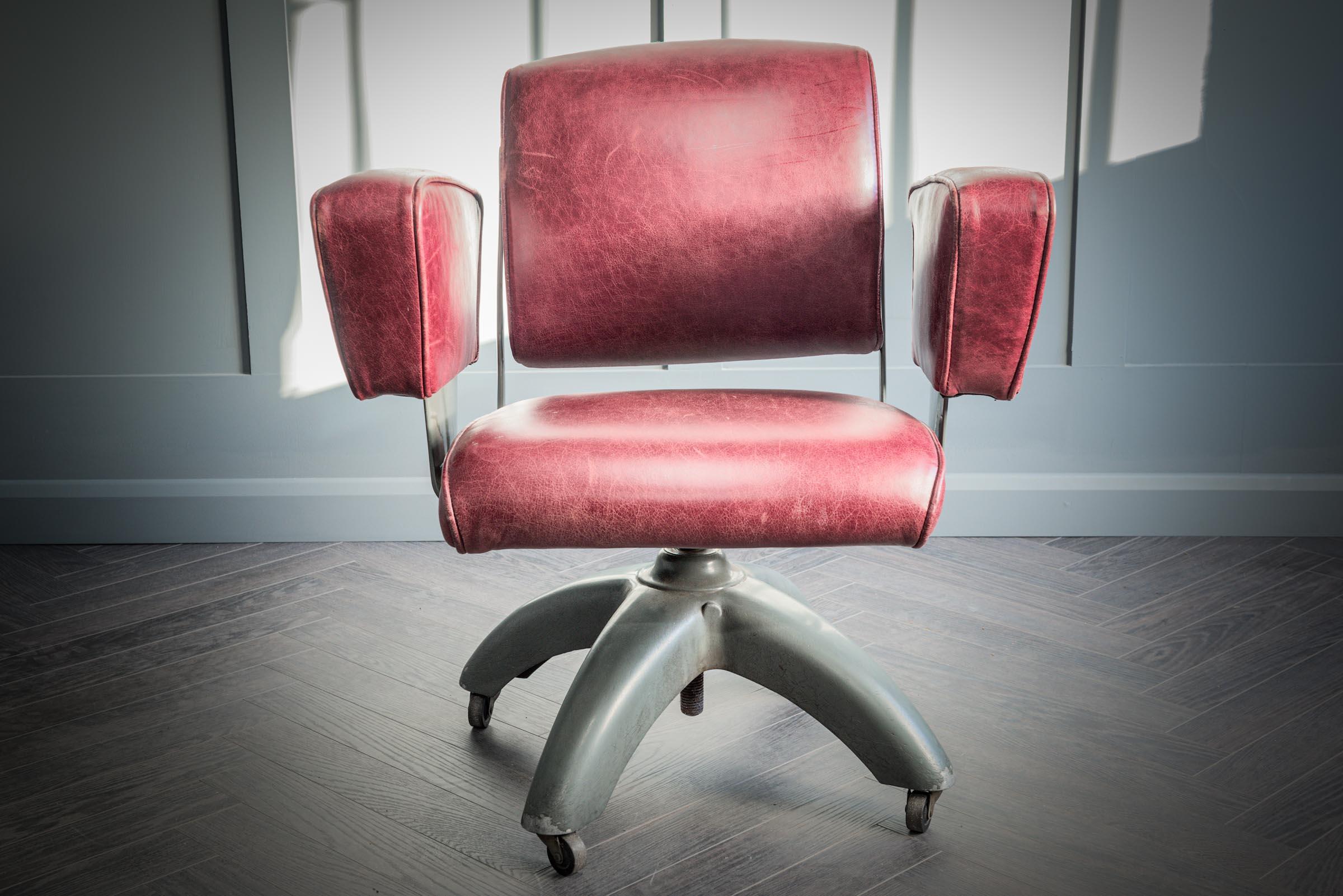 A beautiful desk chair by Tansad. This model is the De Luxe V.26 swivel office chair with chrome and red leather upholstery. Extremely comfortable and stylish. With powder coated aluminium frame and removable arms. Height adjustable. In very good