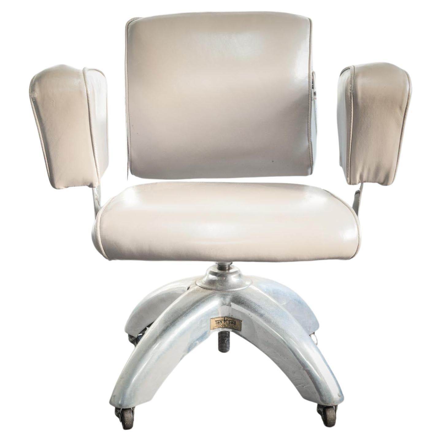 Une belle chaise de bureau par Tansad. Ce modèle du milieu du siècle, vers 1950, est le siège de bureau pivotant De Luxe V.26 avec chrome et revêtement en cuir gris. Extrêmement confortable et élégant. Avec un cadre en aluminium poli et des bras