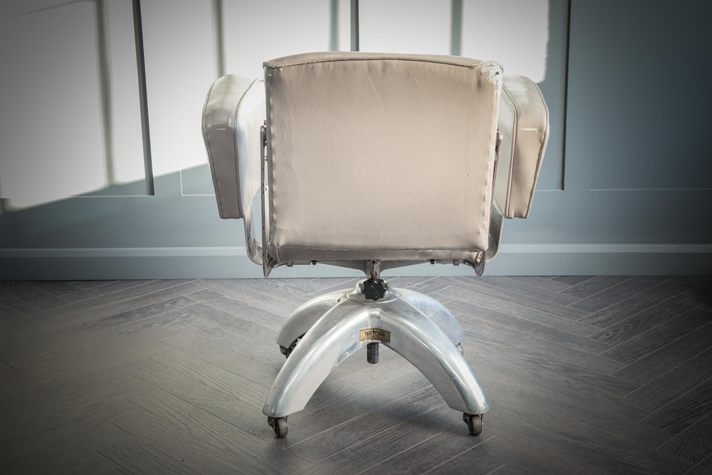 Milieu du XXe siècle Chaise de bureau Tansad Modèle De Luxe en cuir gris V.26 en vente