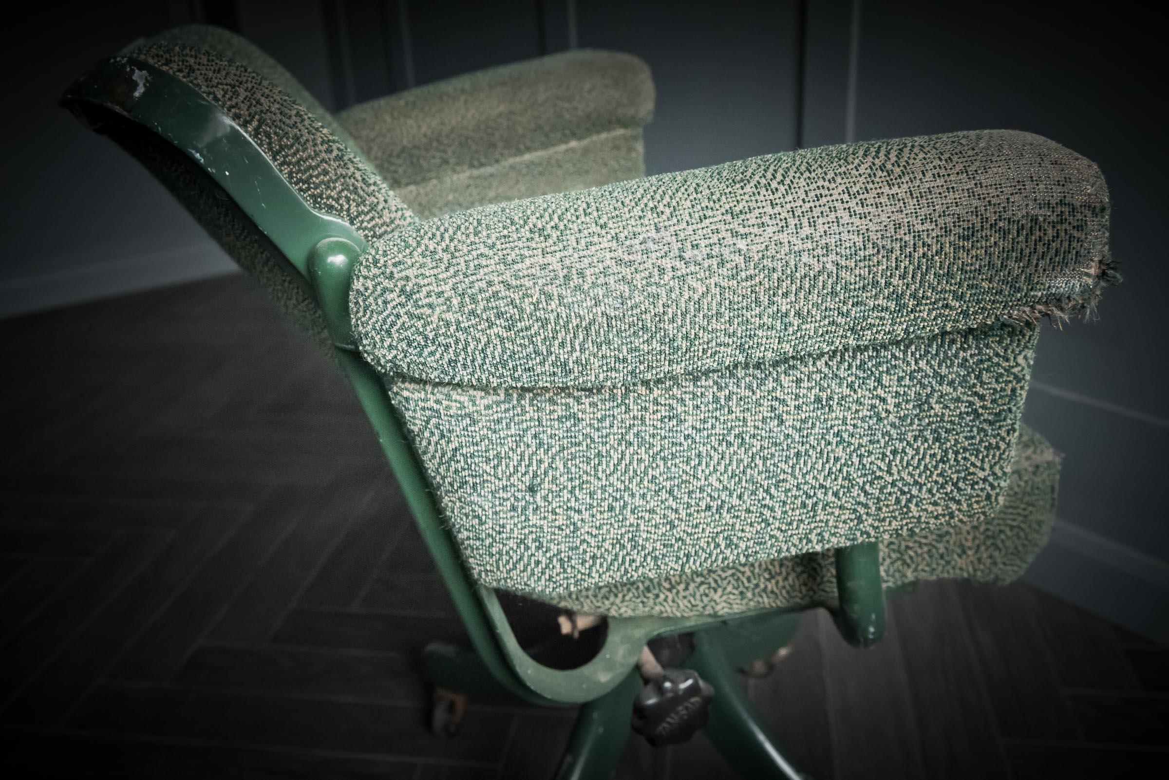 Chaise de bureau Tansad en tissu bouclé vert original en vente 4