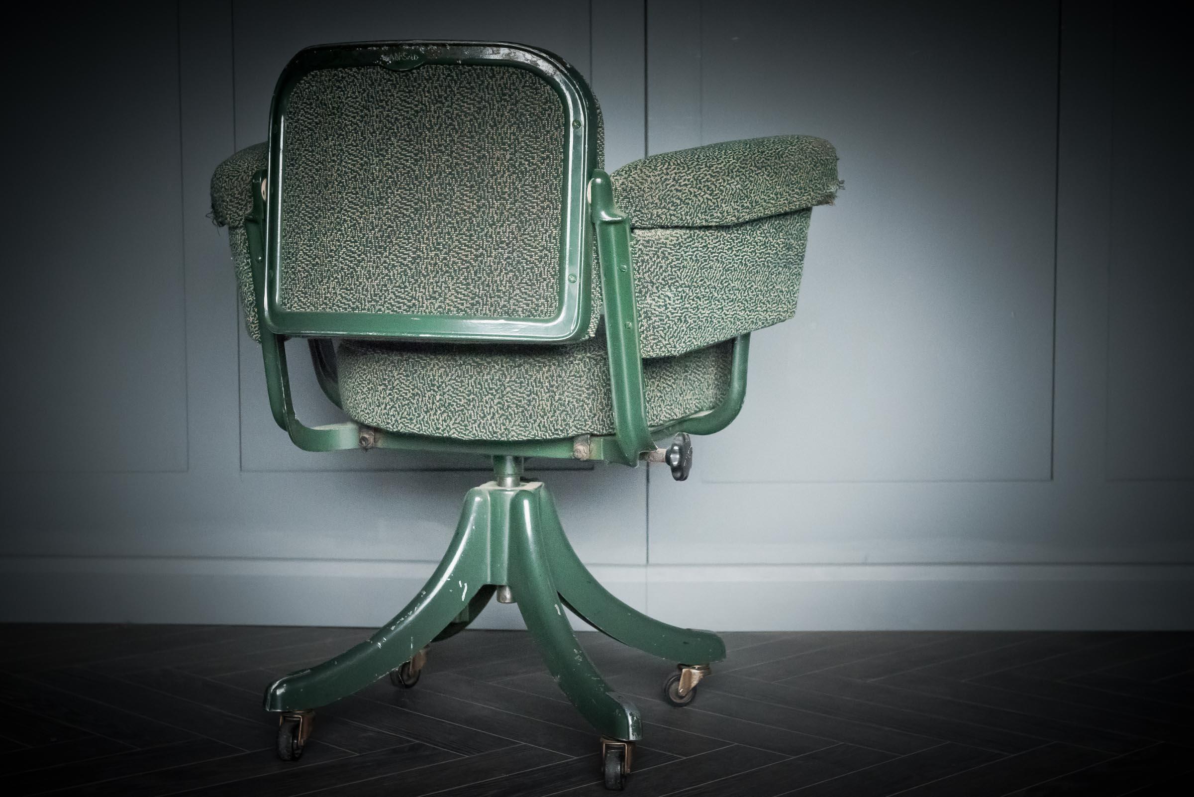 Chaise de bureau Tansad en tissu bouclé vert original en vente 7