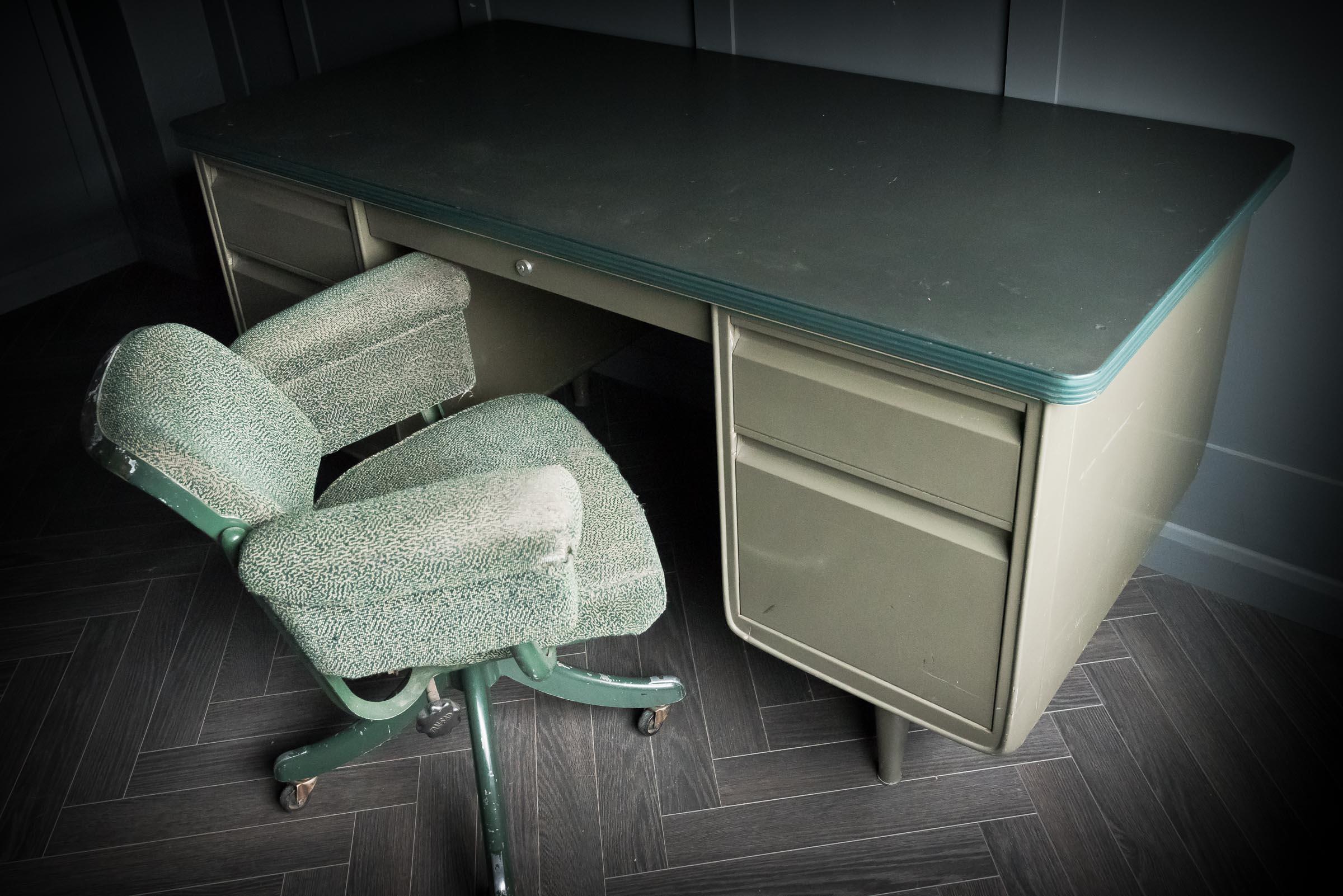 Chaise de bureau Tansad en tissu bouclé vert original en vente 8