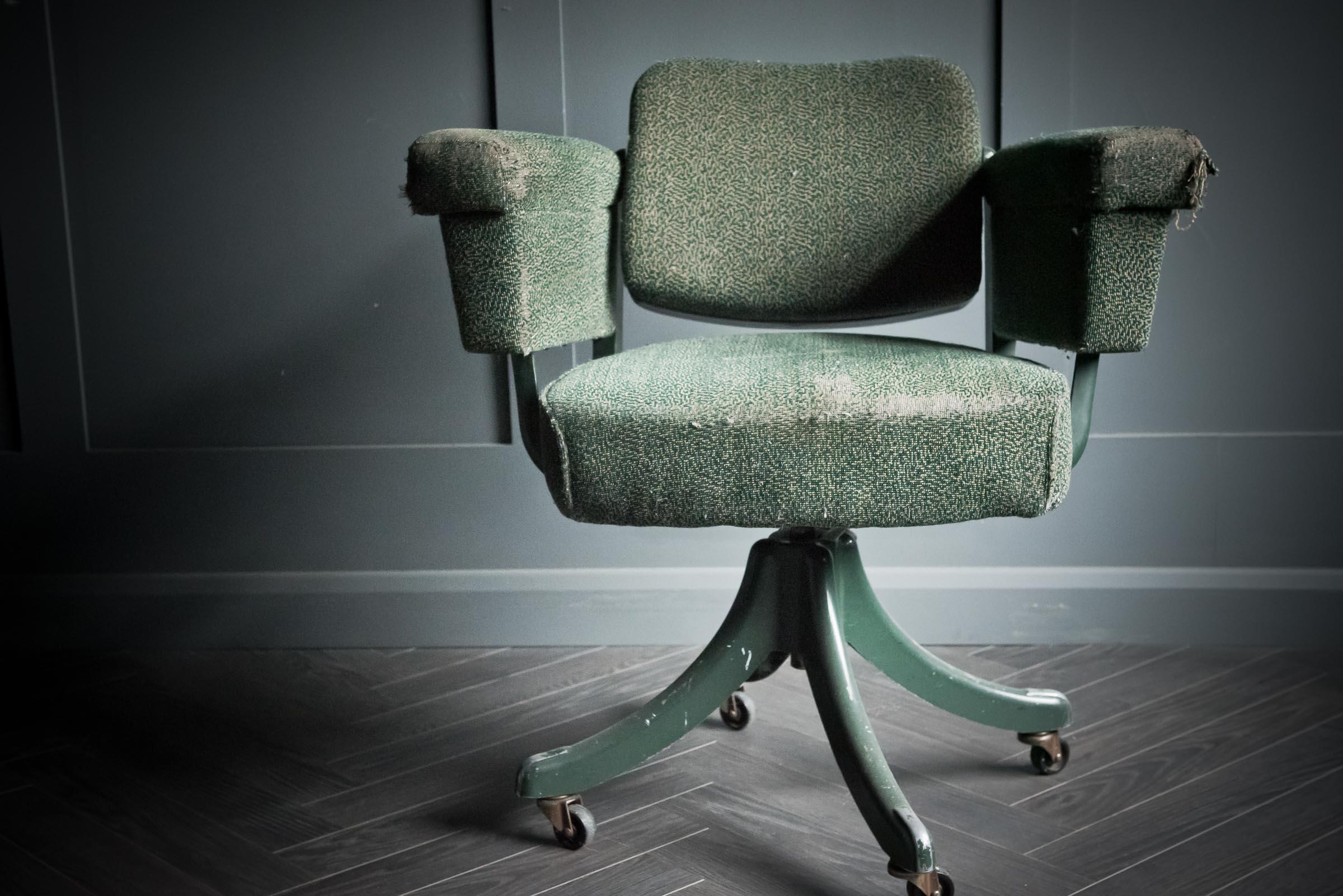 Chaise de bureau Tansad en tissu bouclé vert original Bon état - En vente à Alton, GB