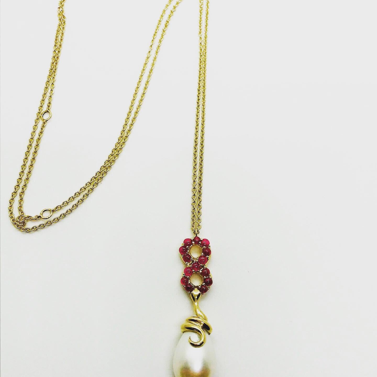 Tantale, a 18 Karat Rose Gold and Natural Rubies Pendant with Pear-Shaped Pearl In New Condition For Sale In Geneve, Genf